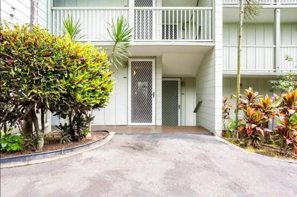 Property building in DOWNTOWN Hawaiian Theme Condo with Hot Tub, Pool & Beach - Kona Islander Inn