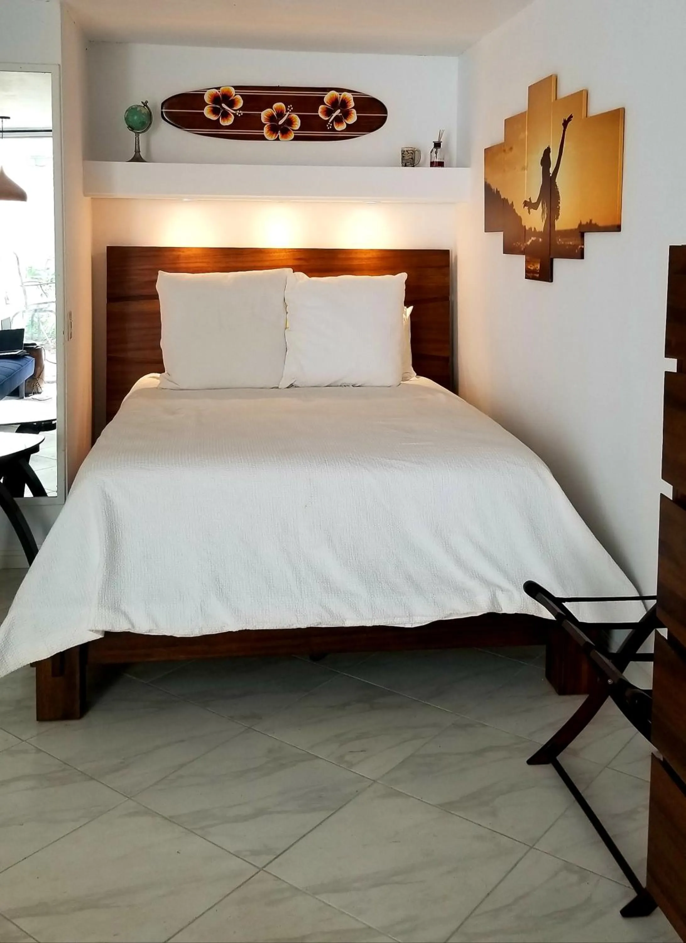 Bed in DOWNTOWN Hawaiian Theme Condo with Hot Tub, Pool & Beach - Kona Islander Inn