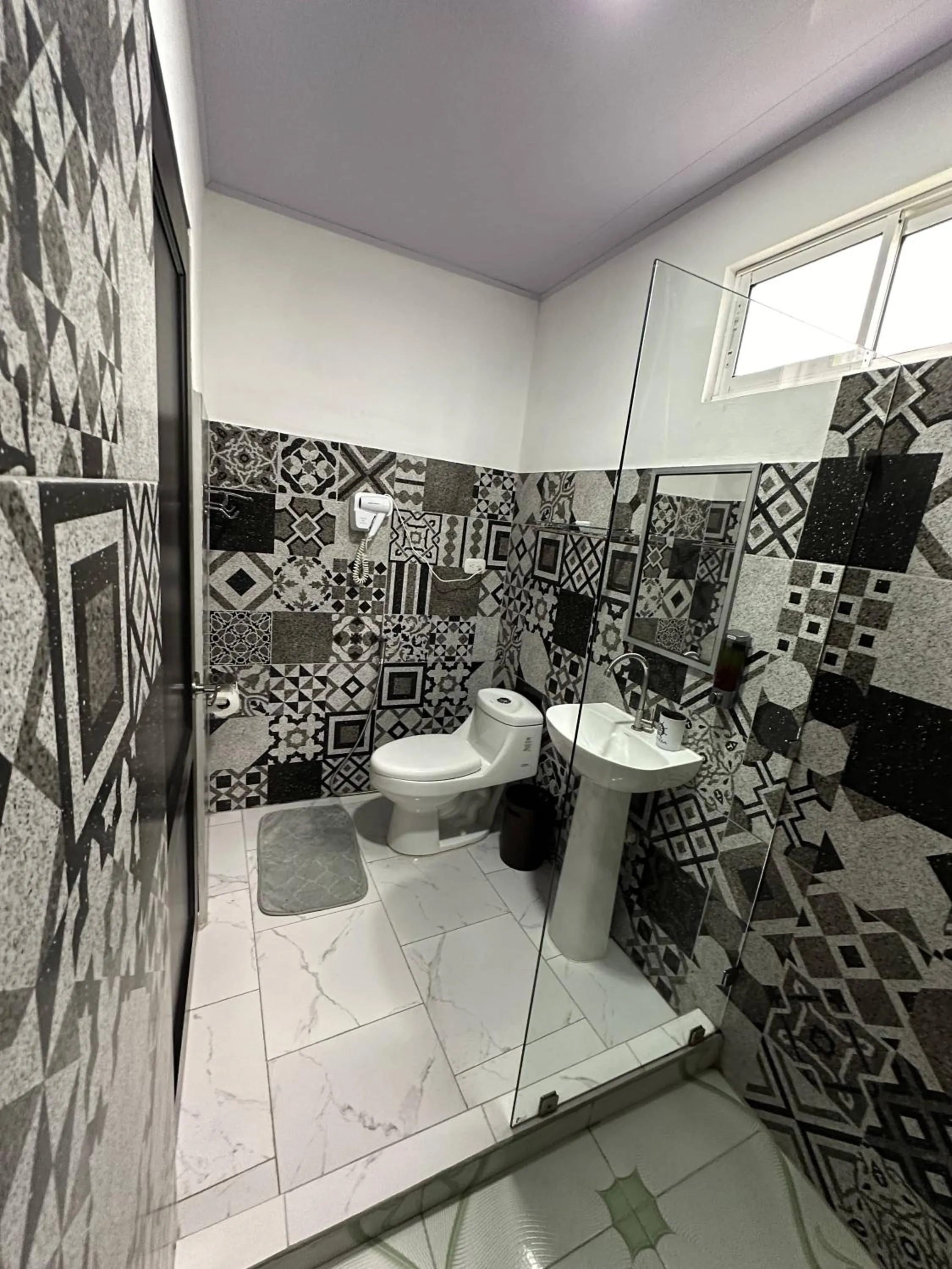 Shower in Hotel Serendipity