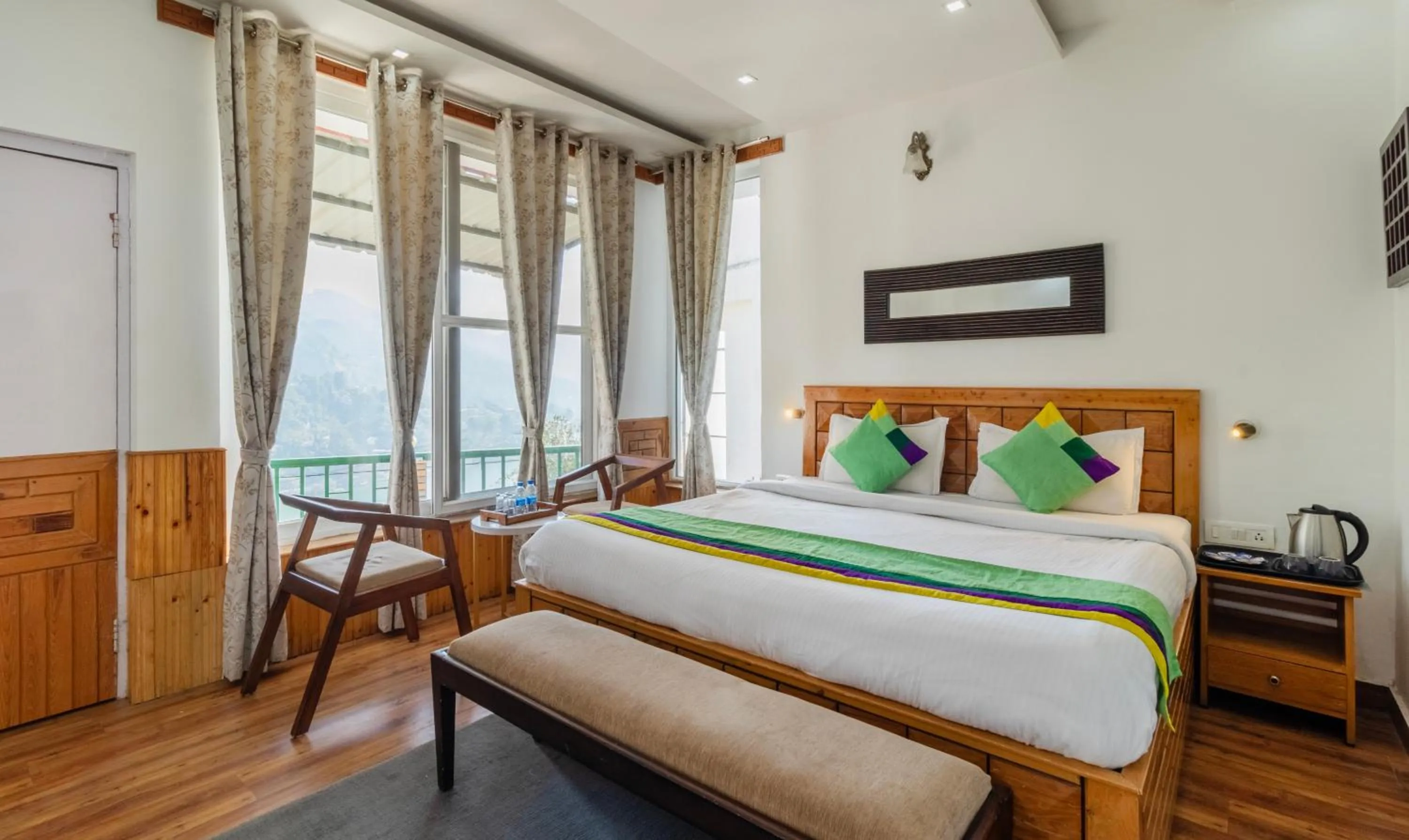 Bedroom, Bed in Treebo Vista Lago With Lake View