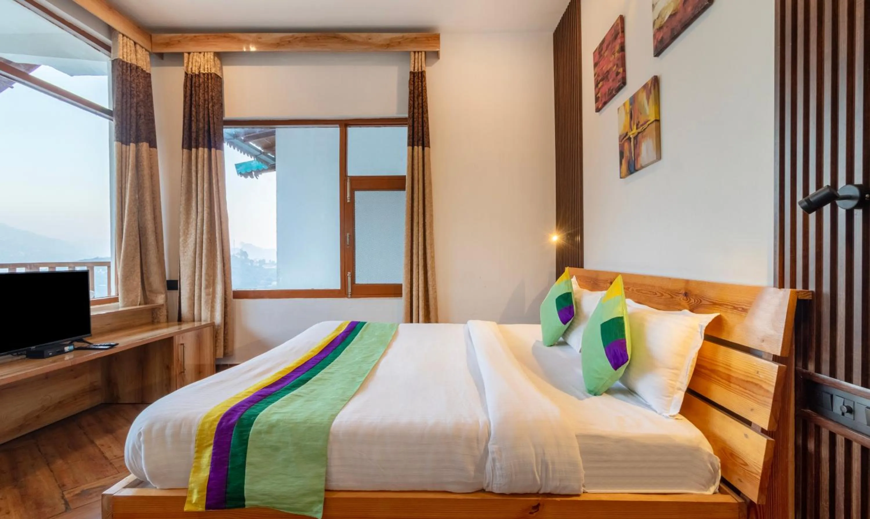 Bedroom, Bed in Treebo Vista Lago With Lake View