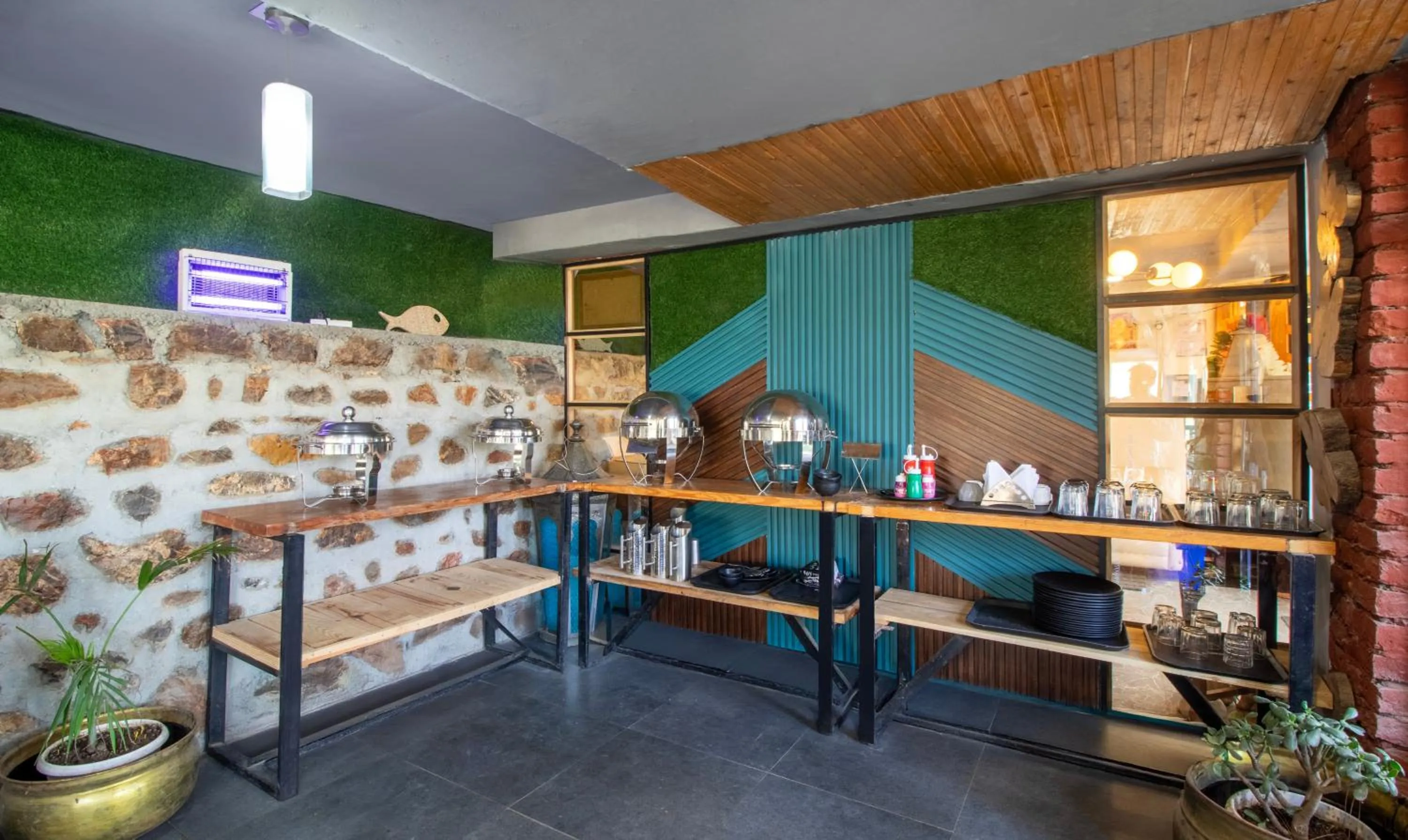 Restaurant/places to eat in Treebo Vista Lago With Lake View