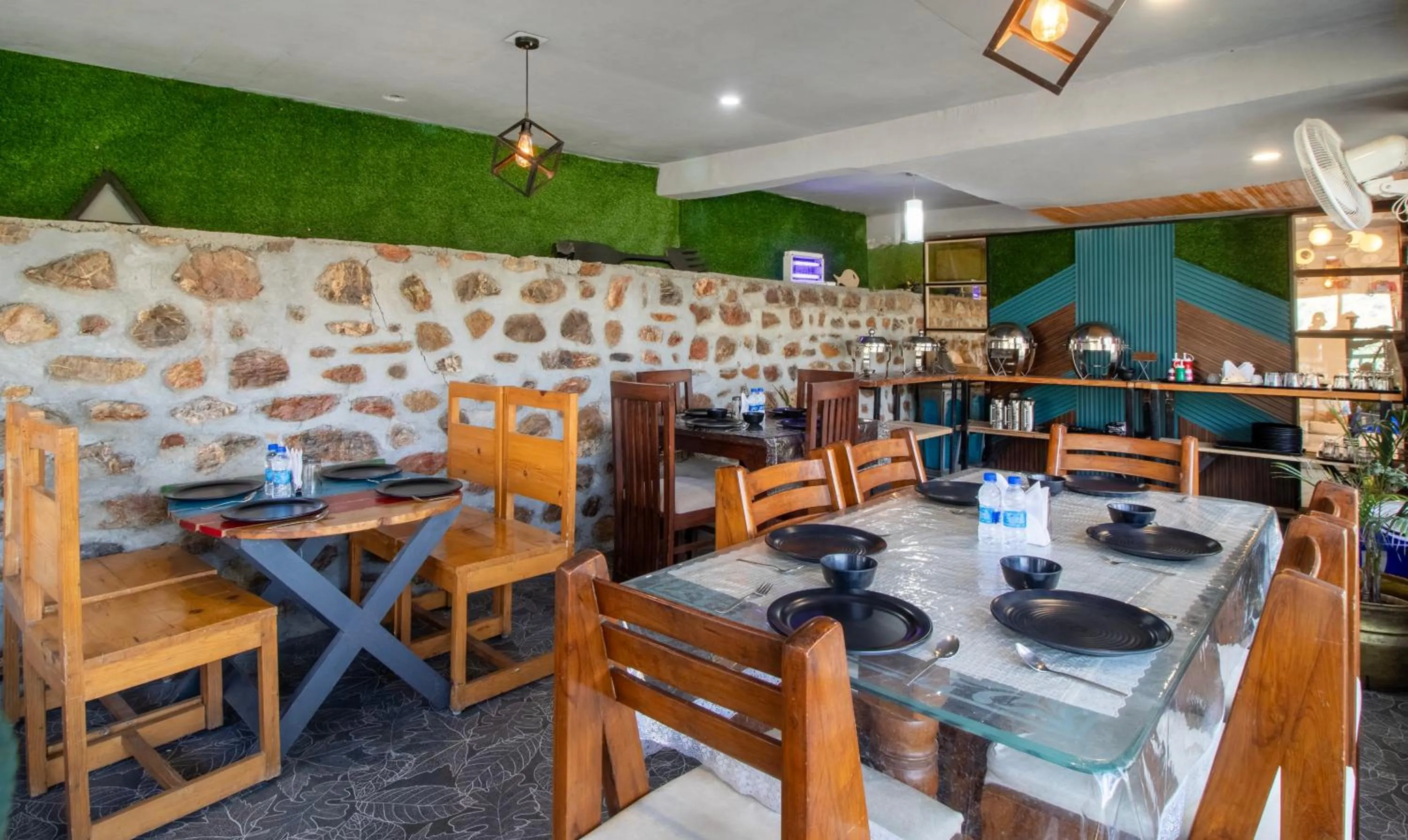 Restaurant/places to eat in Treebo Vista Lago With Lake View