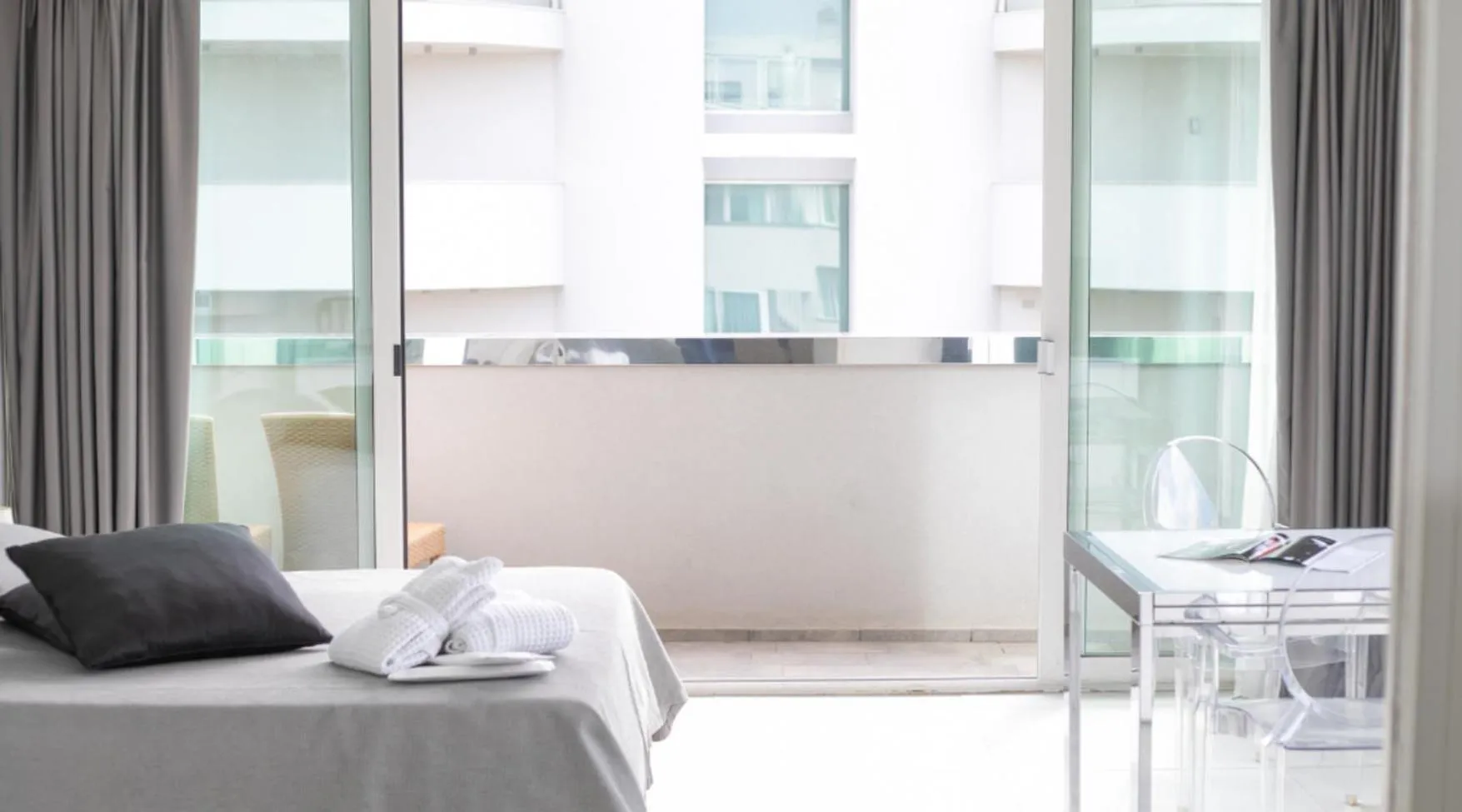 Bedroom, Bed in Perla Verde Hotel