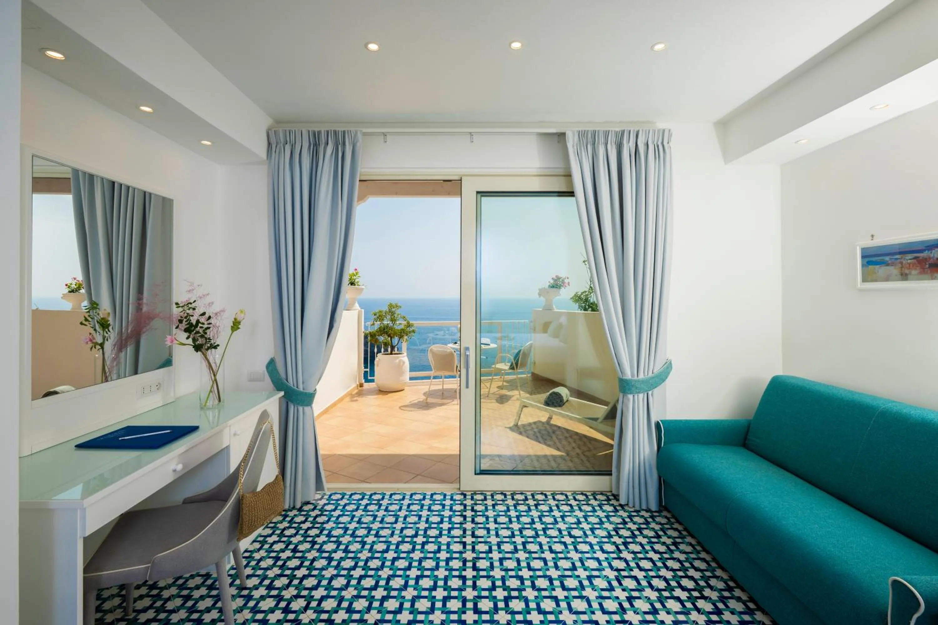 Balcony/Terrace, Bed in Grand Hotel Tritone