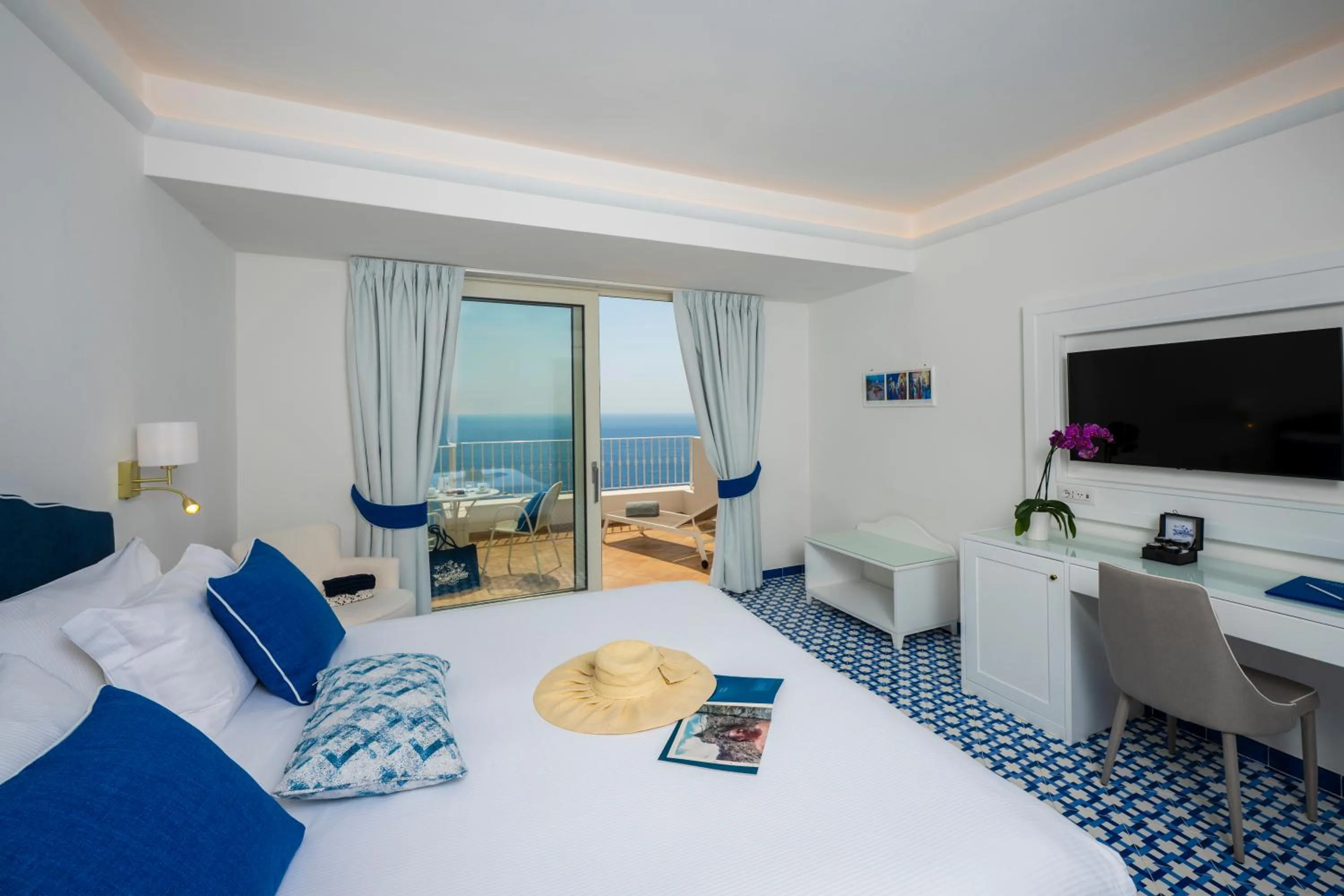 Bed in Grand Hotel Tritone