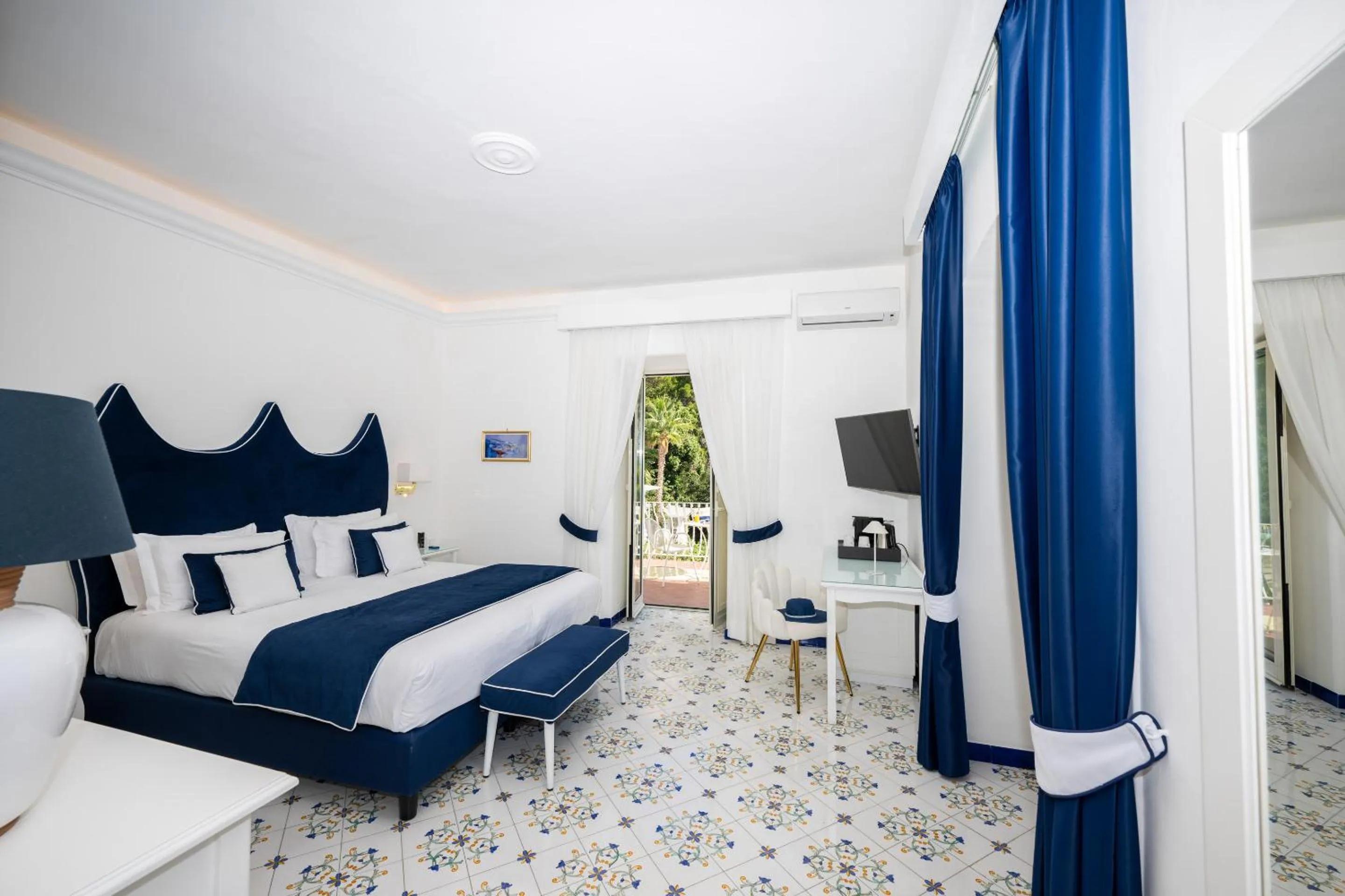 Bedroom, Bed in Grand Hotel Tritone