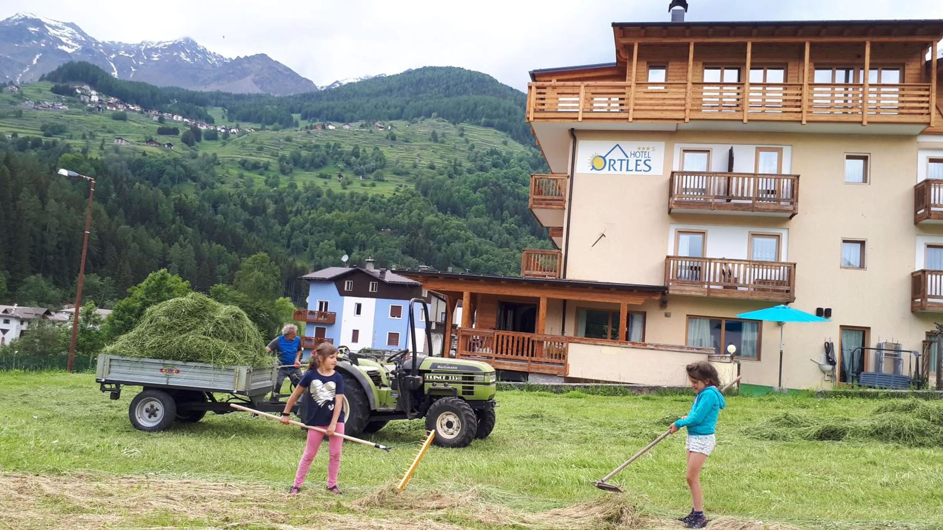 Property building in Hotel Ortles Dolomiti Walking & Spa