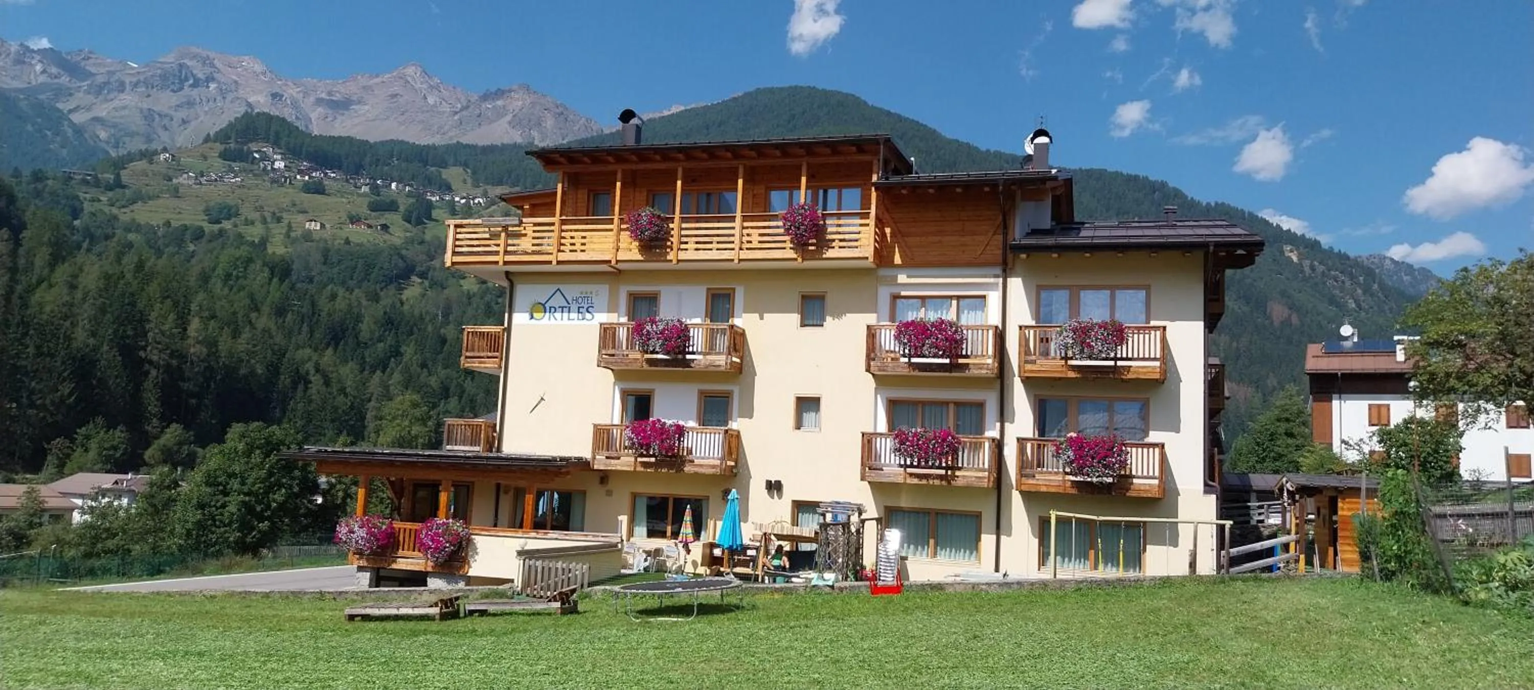 Property building in Hotel Ortles Dolomiti Walking & Spa