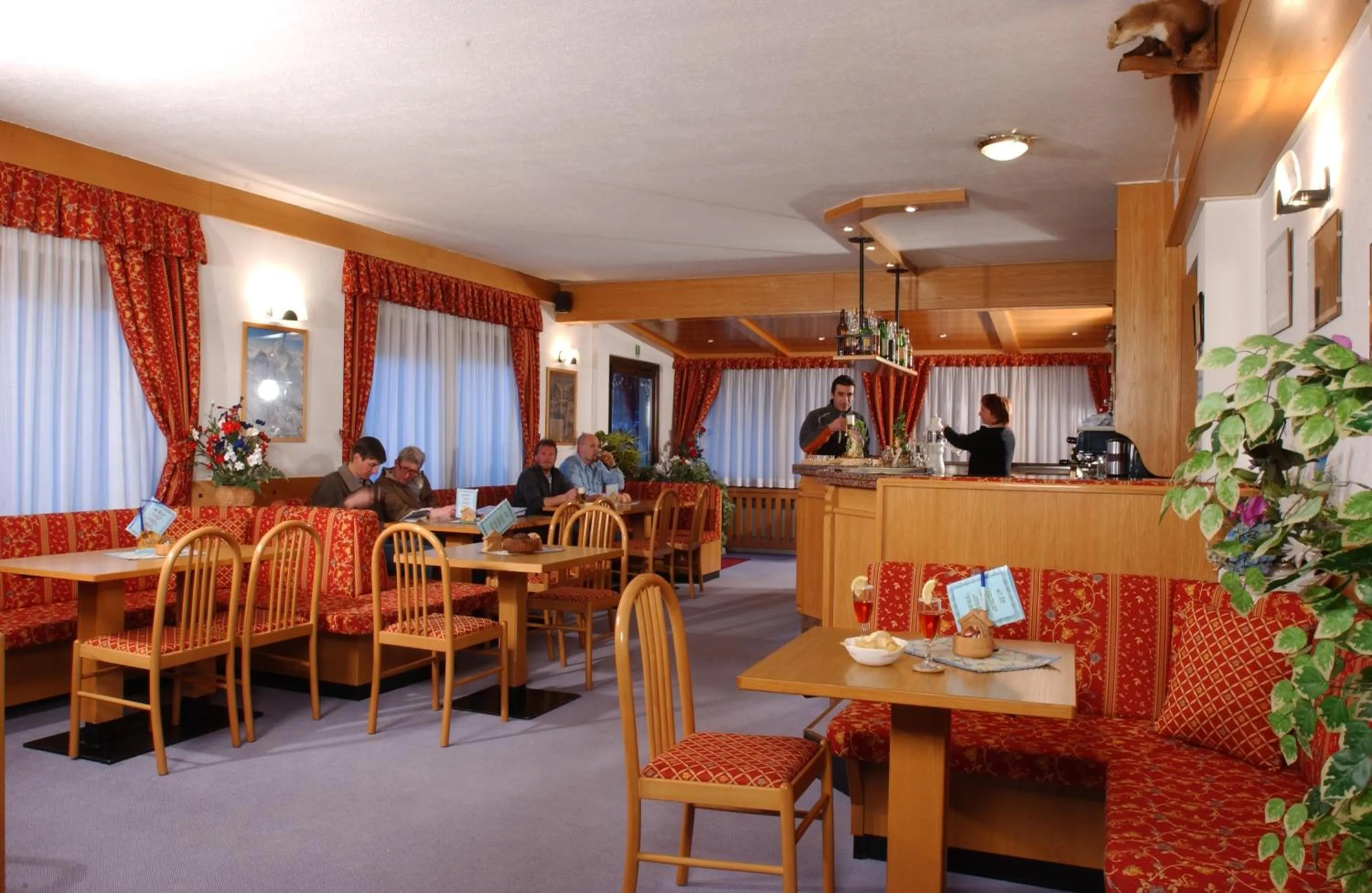 Lounge or bar in Hotel Ortles Dolomiti Walking & Spa