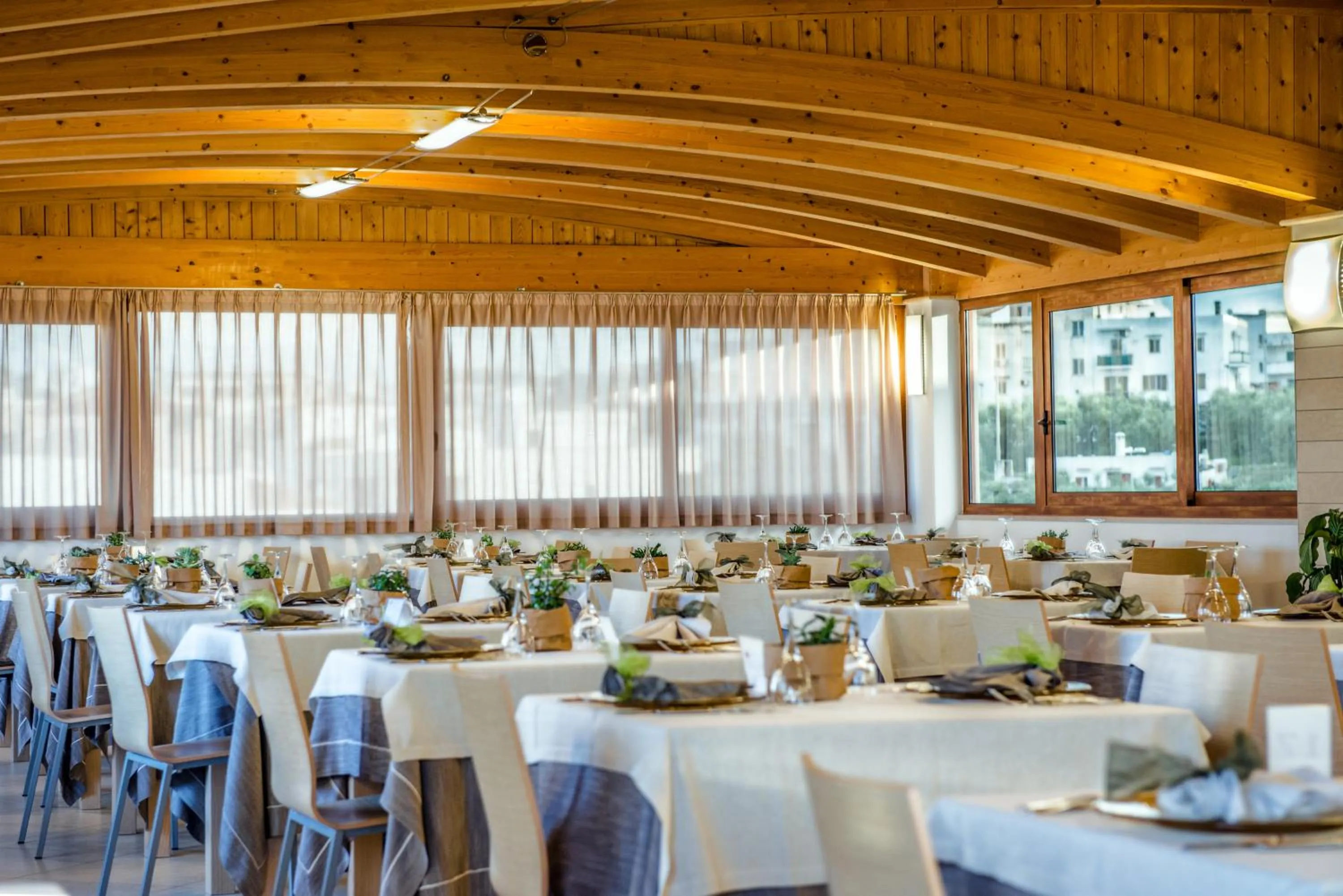 Restaurant/places to eat in Marc Hotel