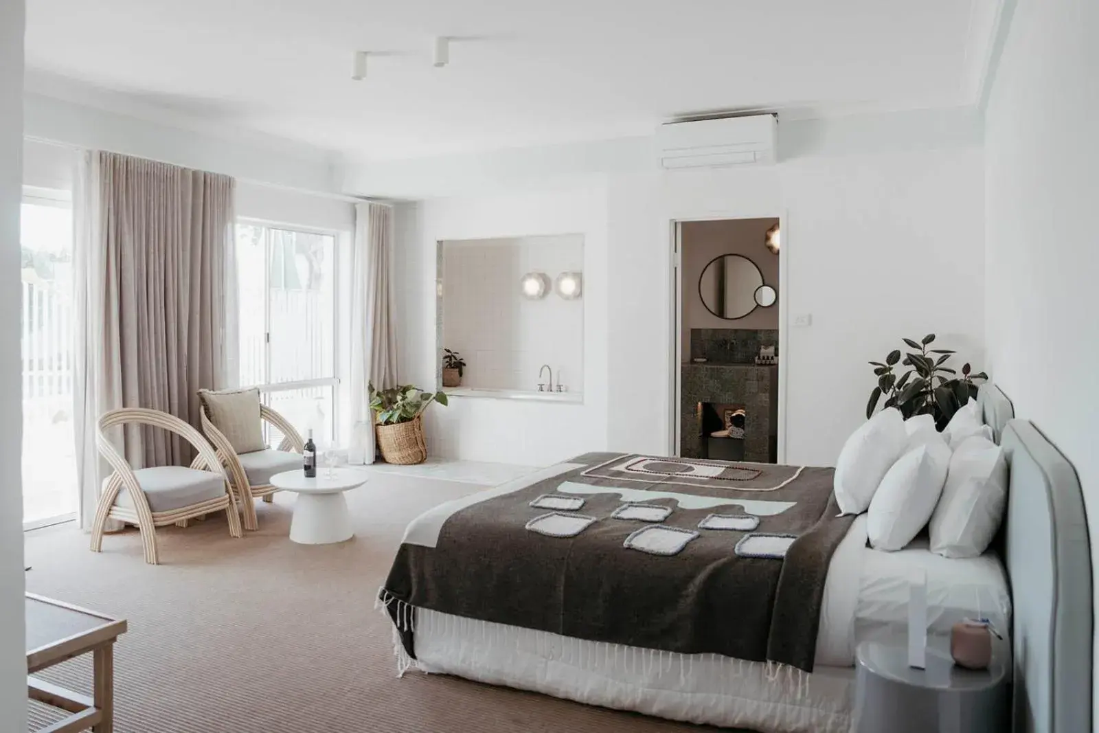 Molly's Spa Suite (bathtub) in Motel Molly - Boutique Hotel Mollymook Molly's Spa Suite (bathtub) in Motel Molly - Boutique Hotel Mollymook