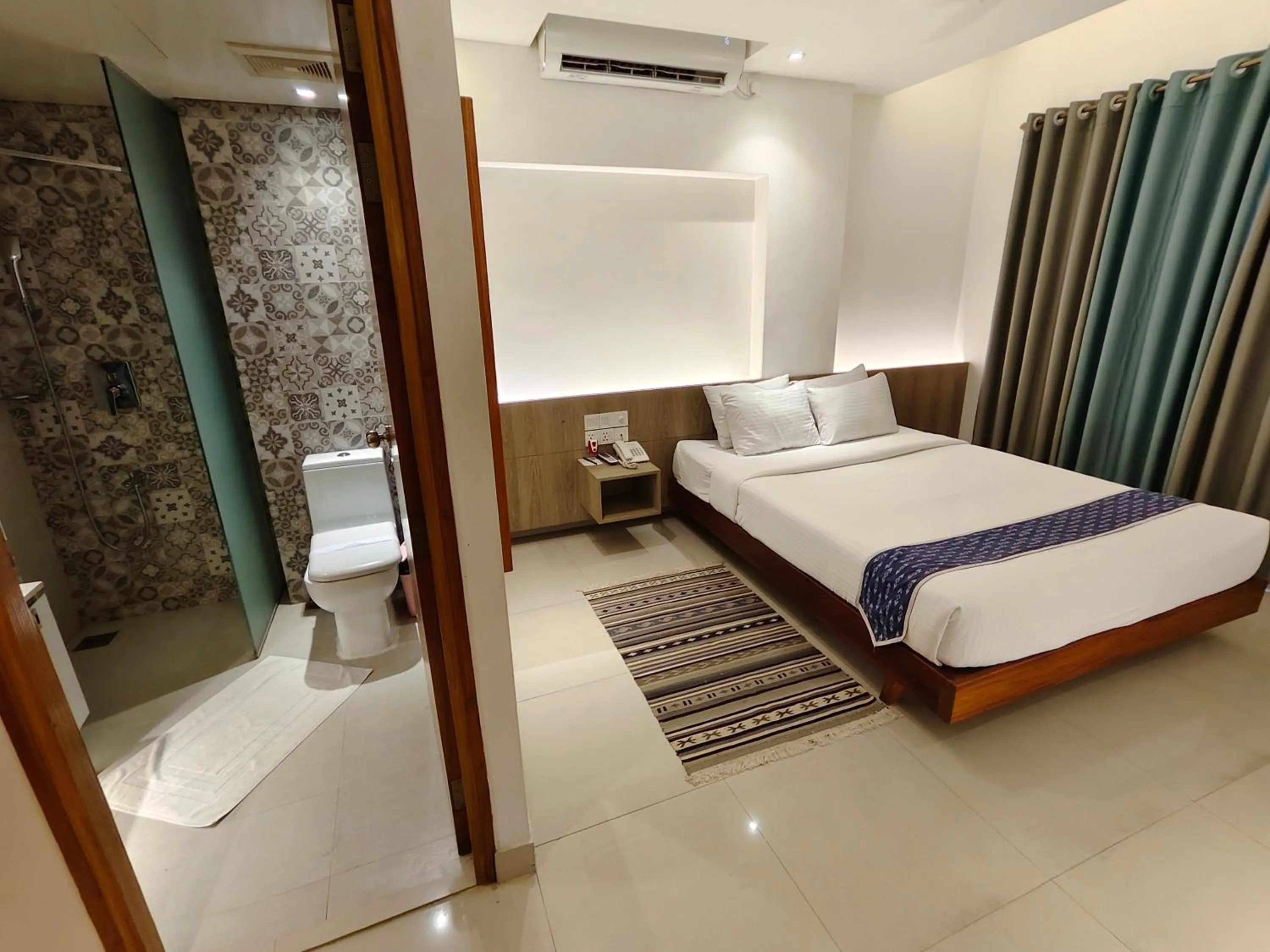 Shower, Bed in Hotel Nandini