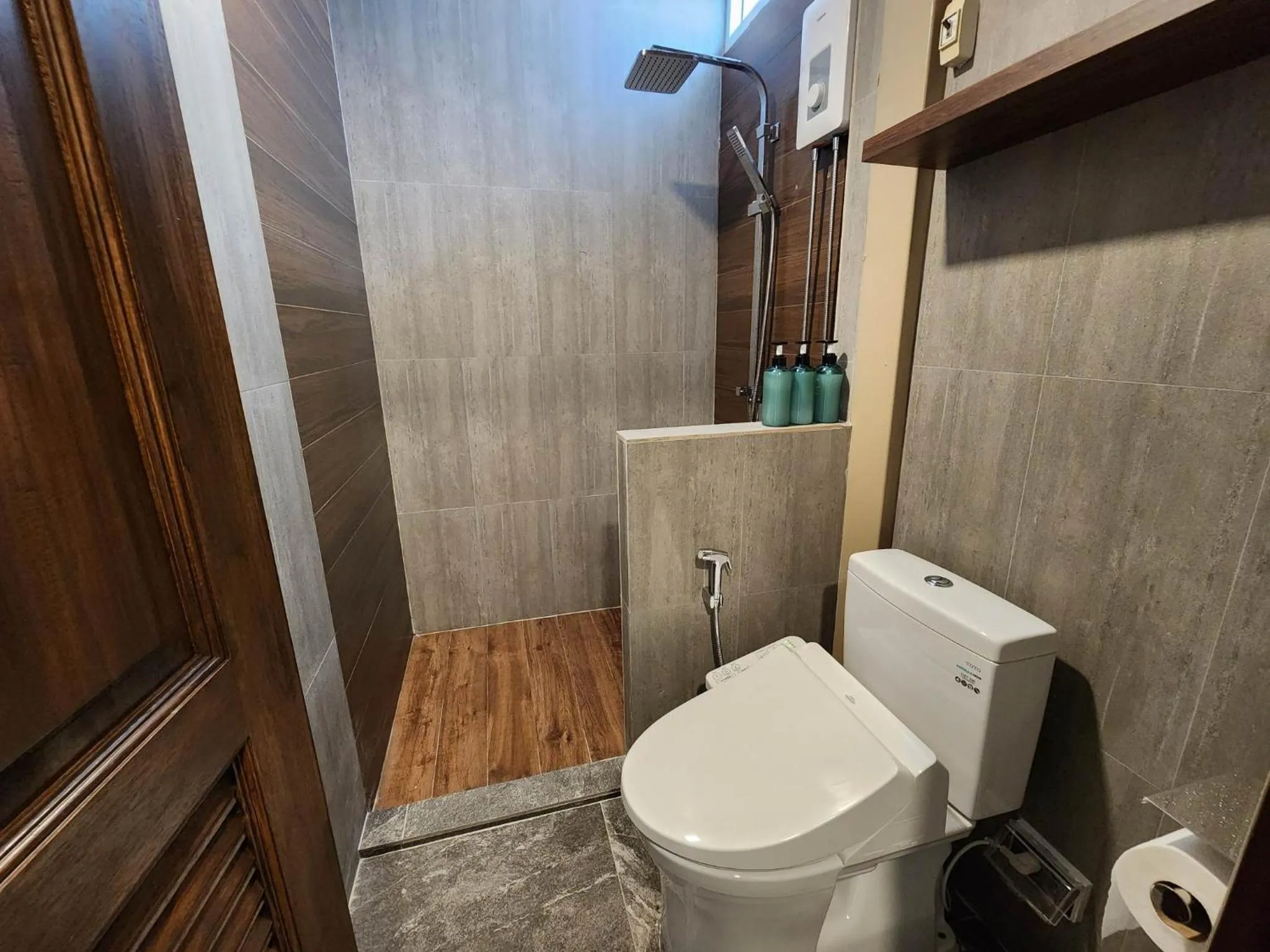 Shower in Lo-Ha Guest house, Contactless Check-in