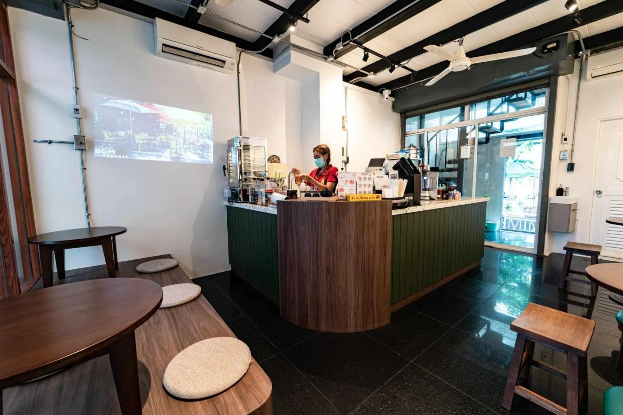 Restaurant/places to eat in Lo-Ha Guest house, Contactless Check-in