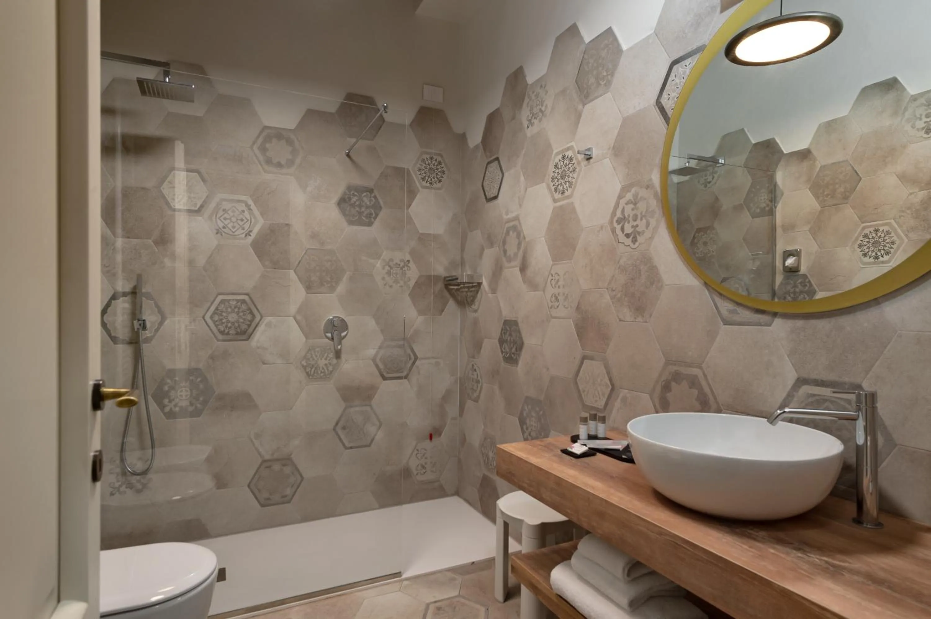 Shower in Cà Uberti Palace Hotel, MantegnaHotels