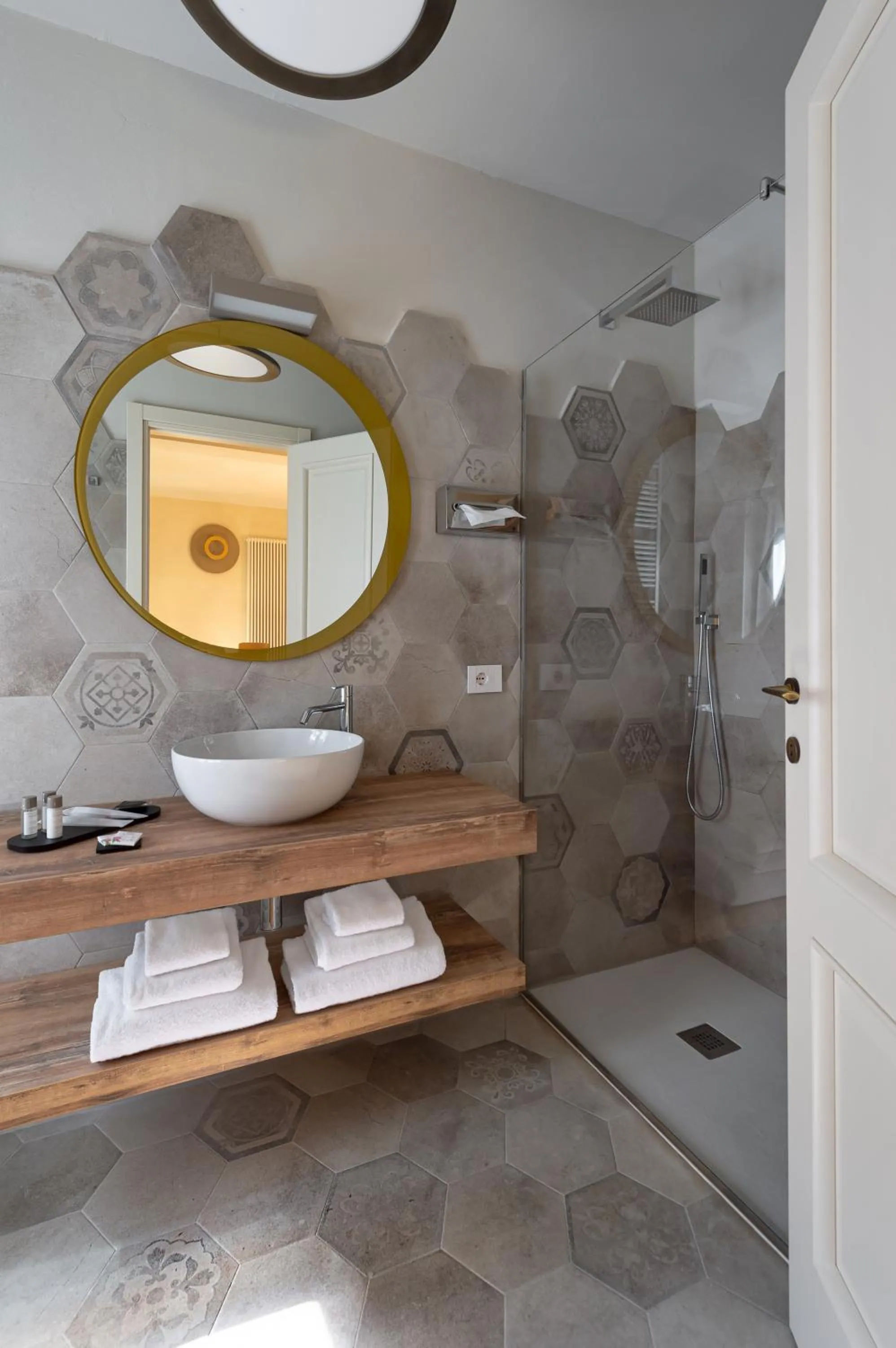 Shower in Cà Uberti Palace Hotel, MantegnaHotels