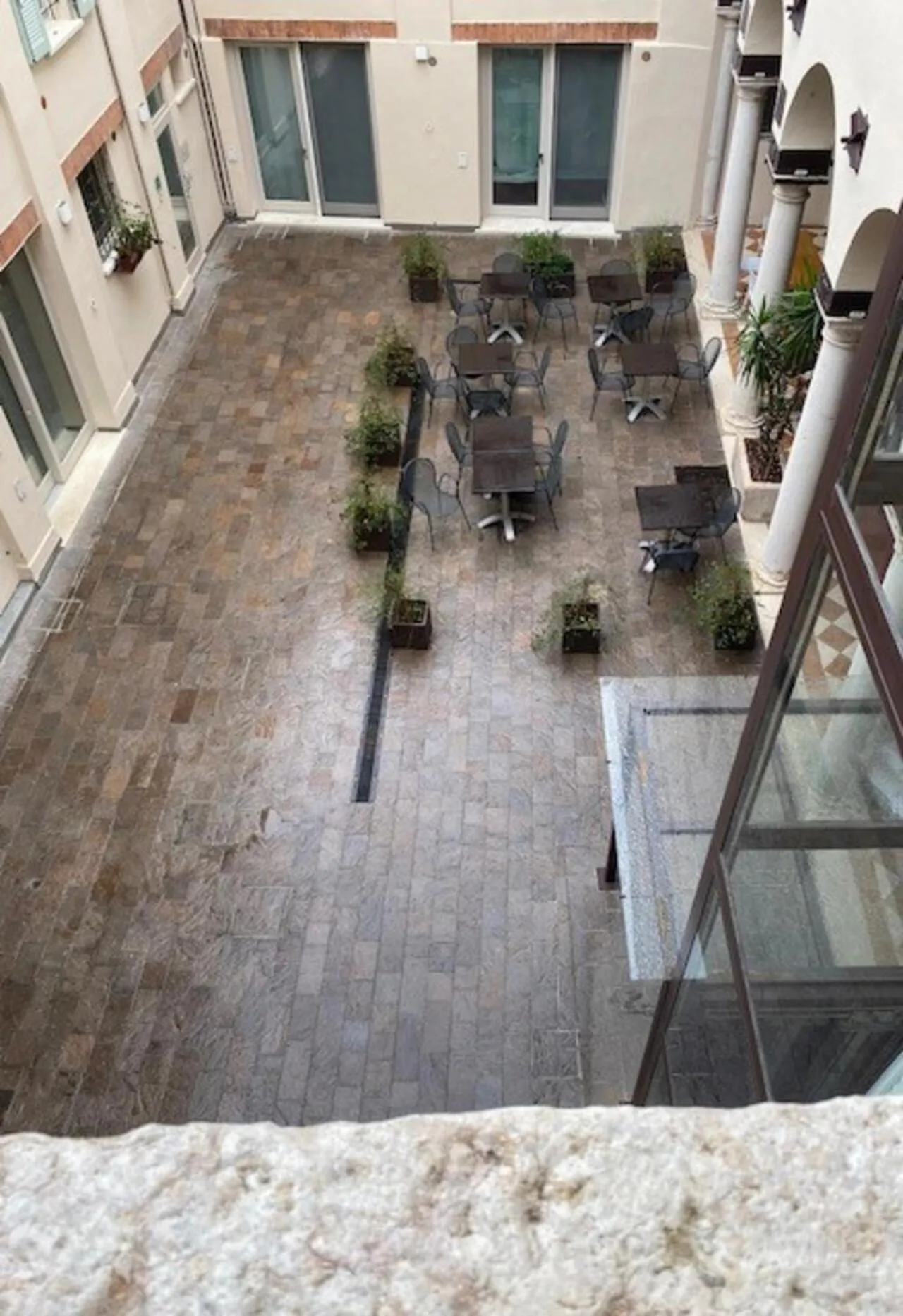 Inner courtyard view in Cà Uberti Palace Hotel, MantegnaHotels