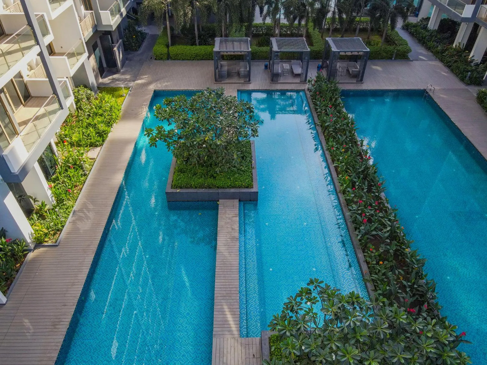 Swimming pool in 85 SOHO Hotel & Apartment