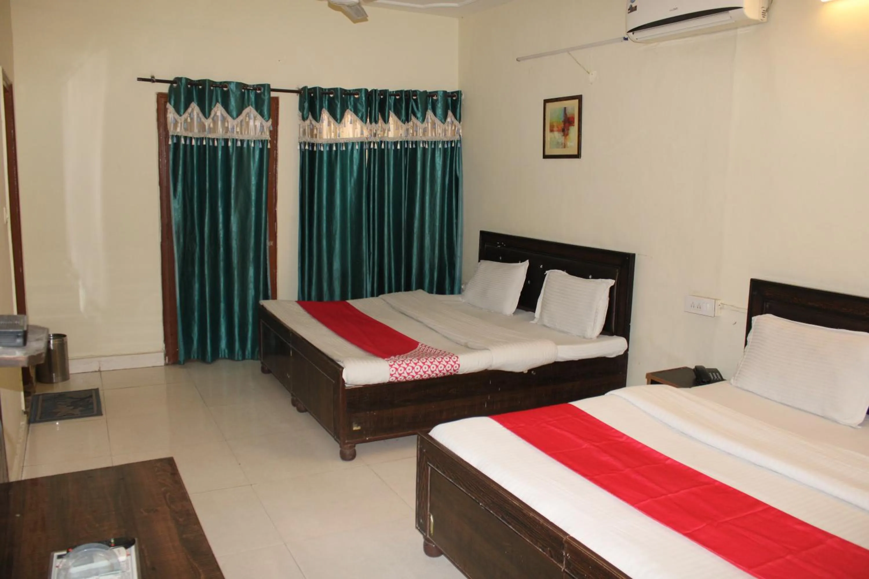 Bed in Hotel Royal Plaza, 4 min from Chandigarh Railway Station