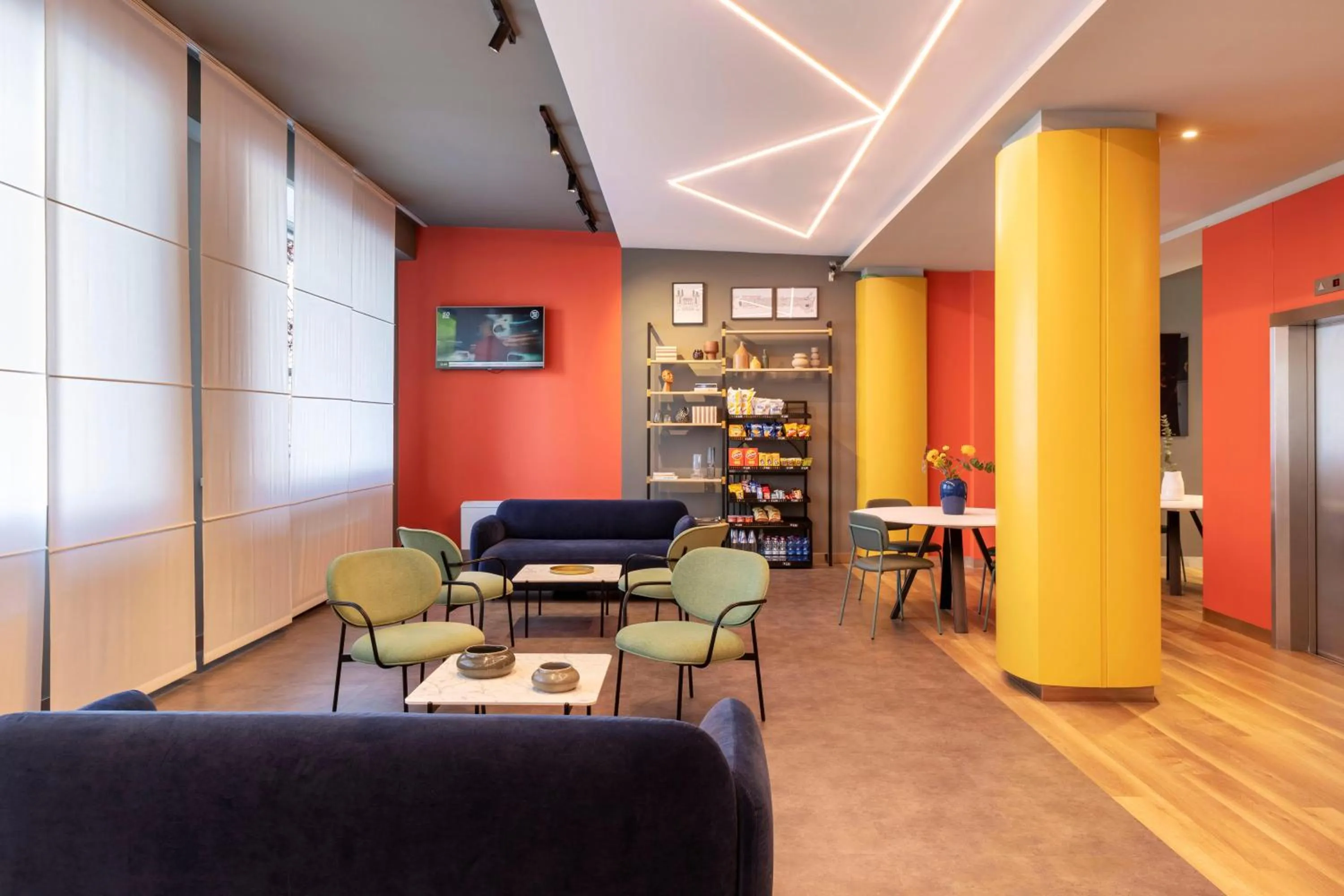 Lobby or reception in B&B Hotel Milano Aosta