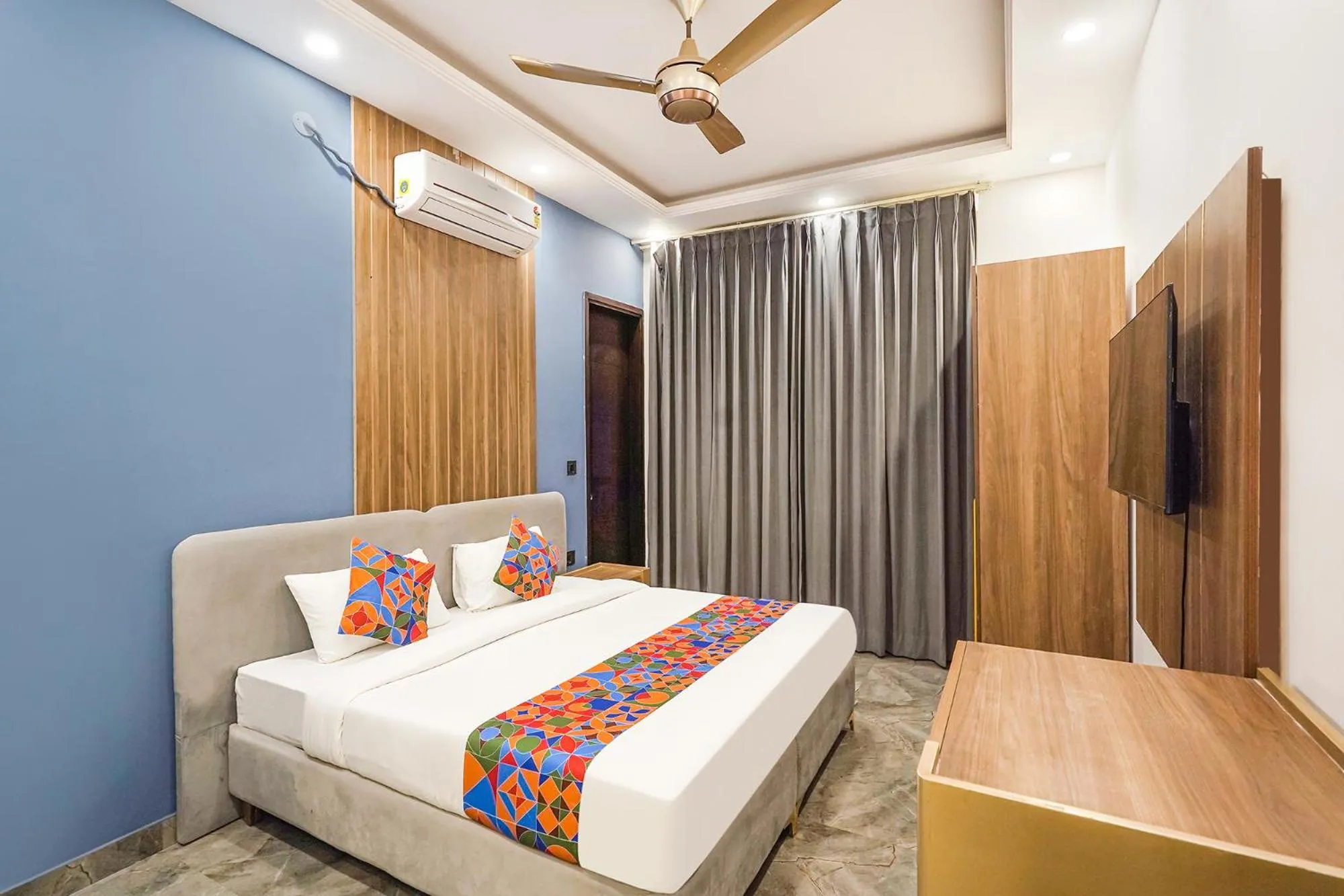 Bed in Treebo Tryst Embassy Inn