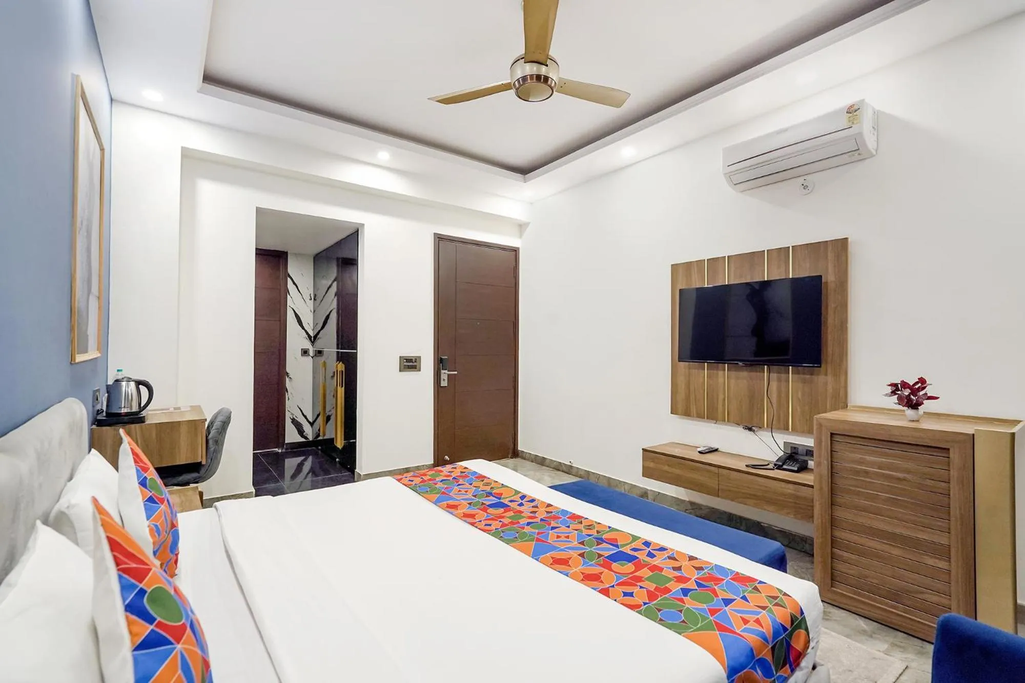 Bed, TV/Entertainment Center in Treebo Tryst Embassy Inn