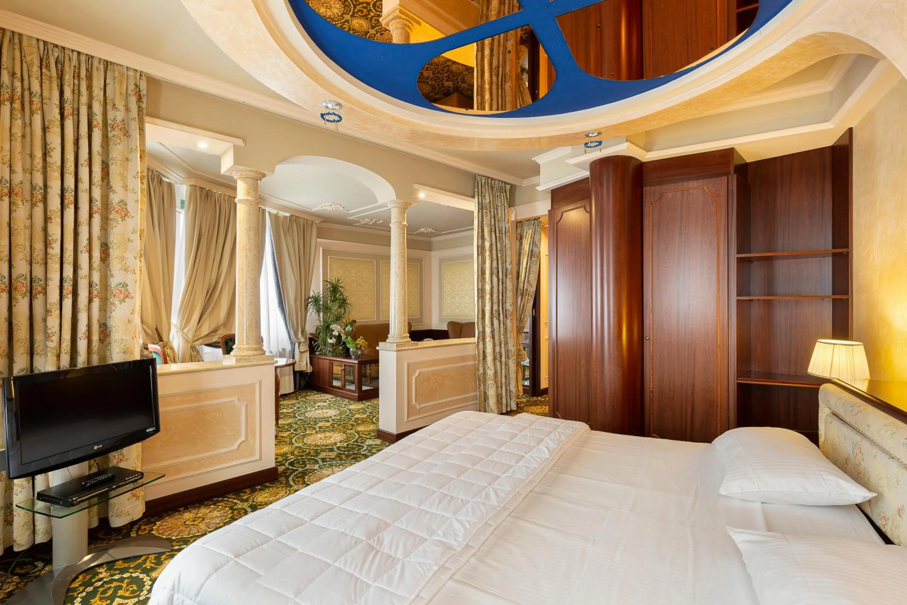 Living room, Bed in Dreamhotel