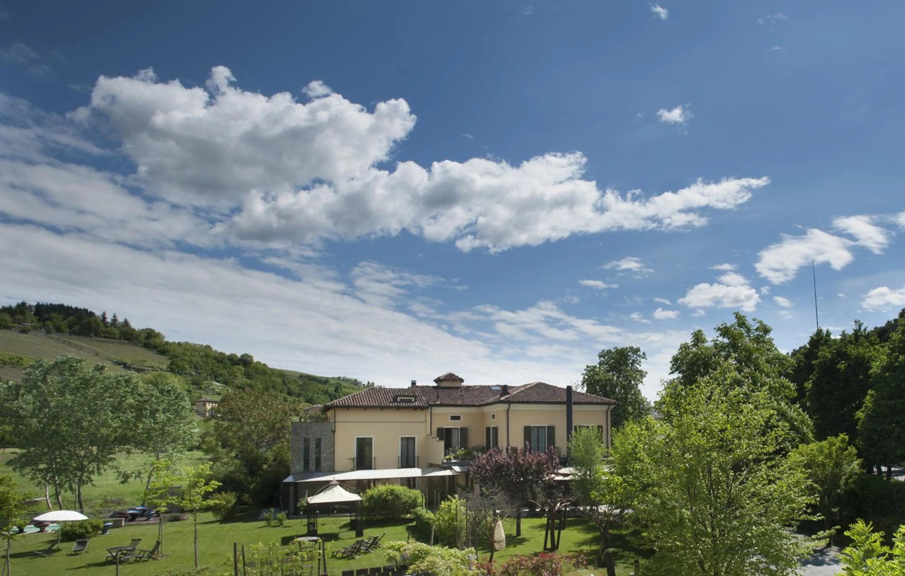 Facade/entrance in Hotel Langhe