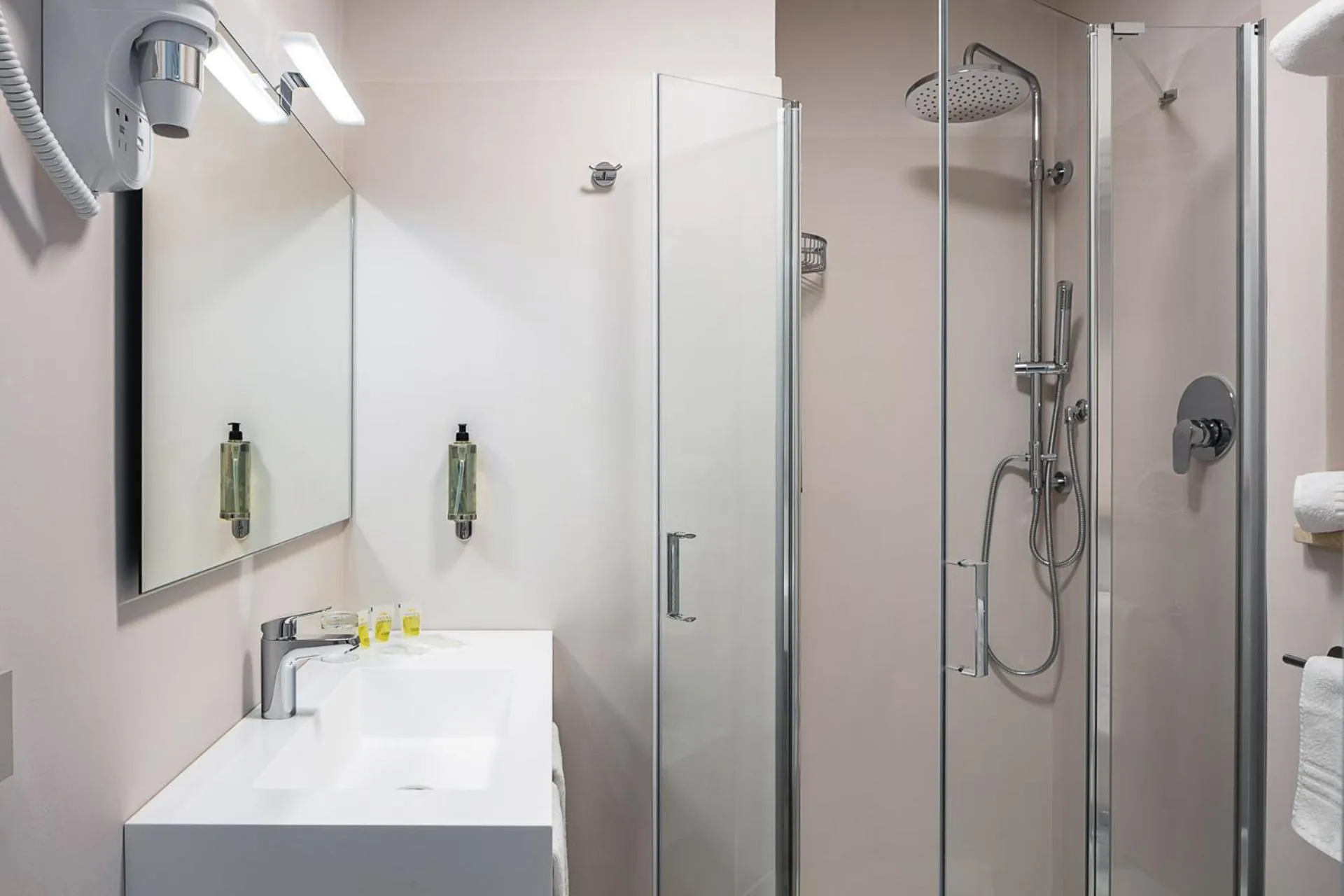 Shower in Hotel Carlo Felice Sassari