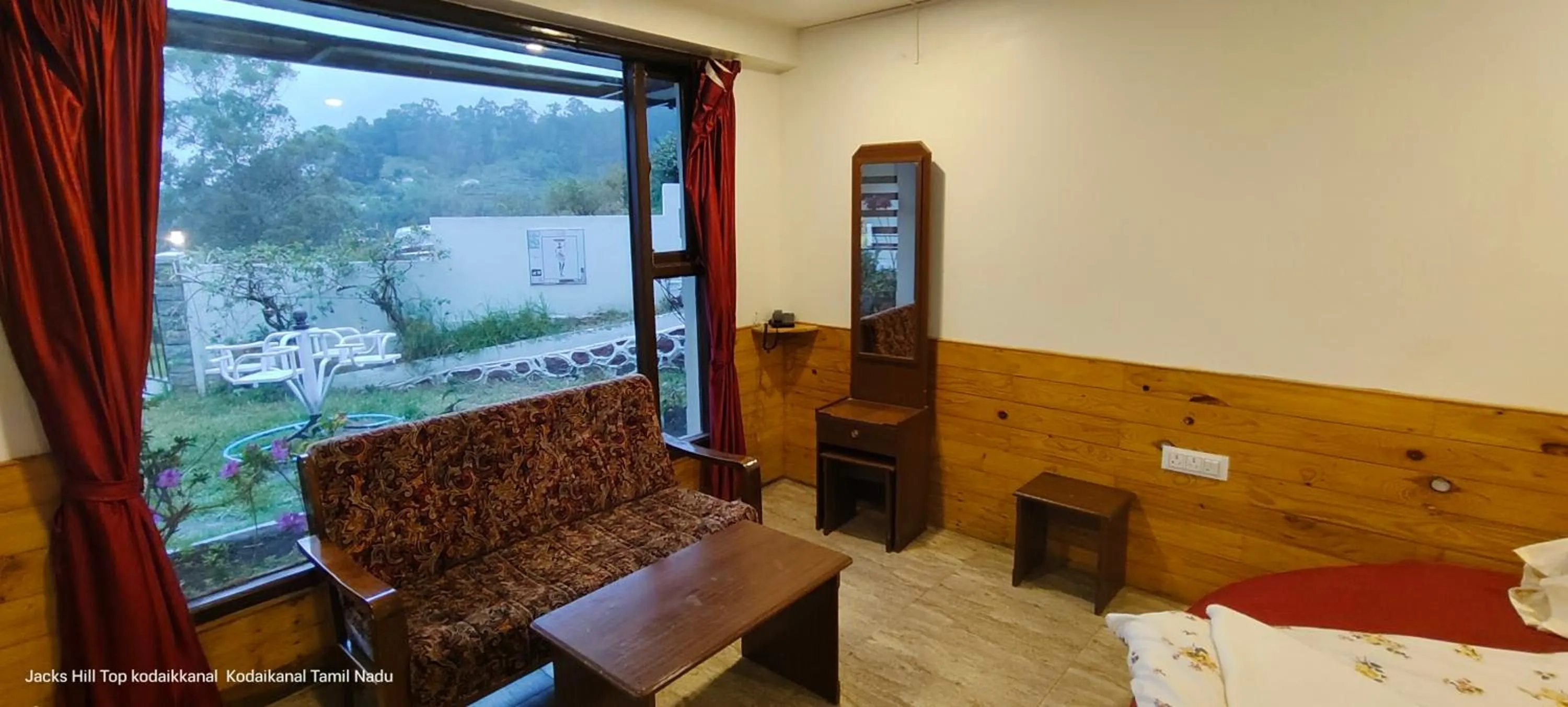 Seating area, Bed in The Jacks Hilltop Resort Kodaikanal