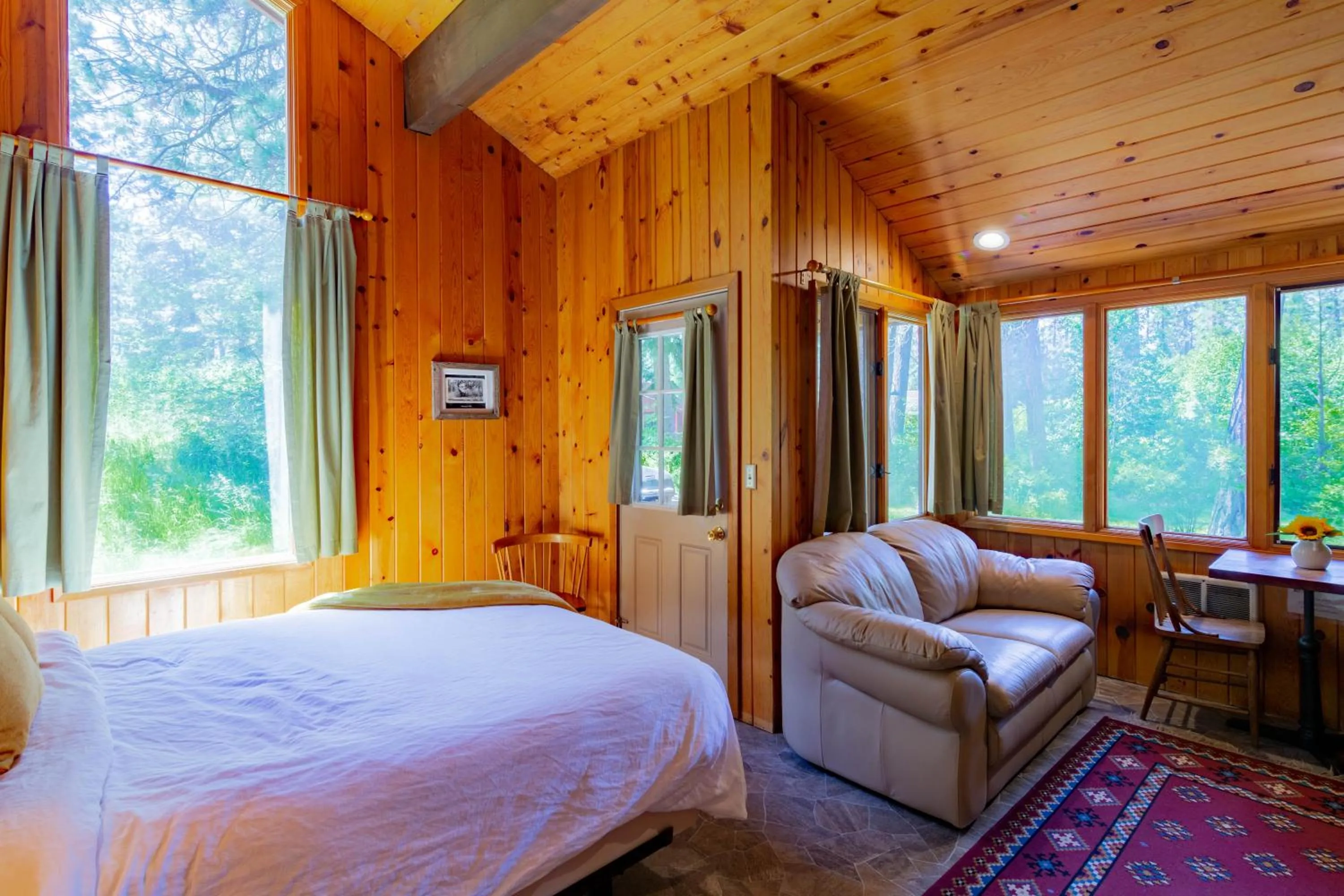 Bed in Lake Creek Lodge