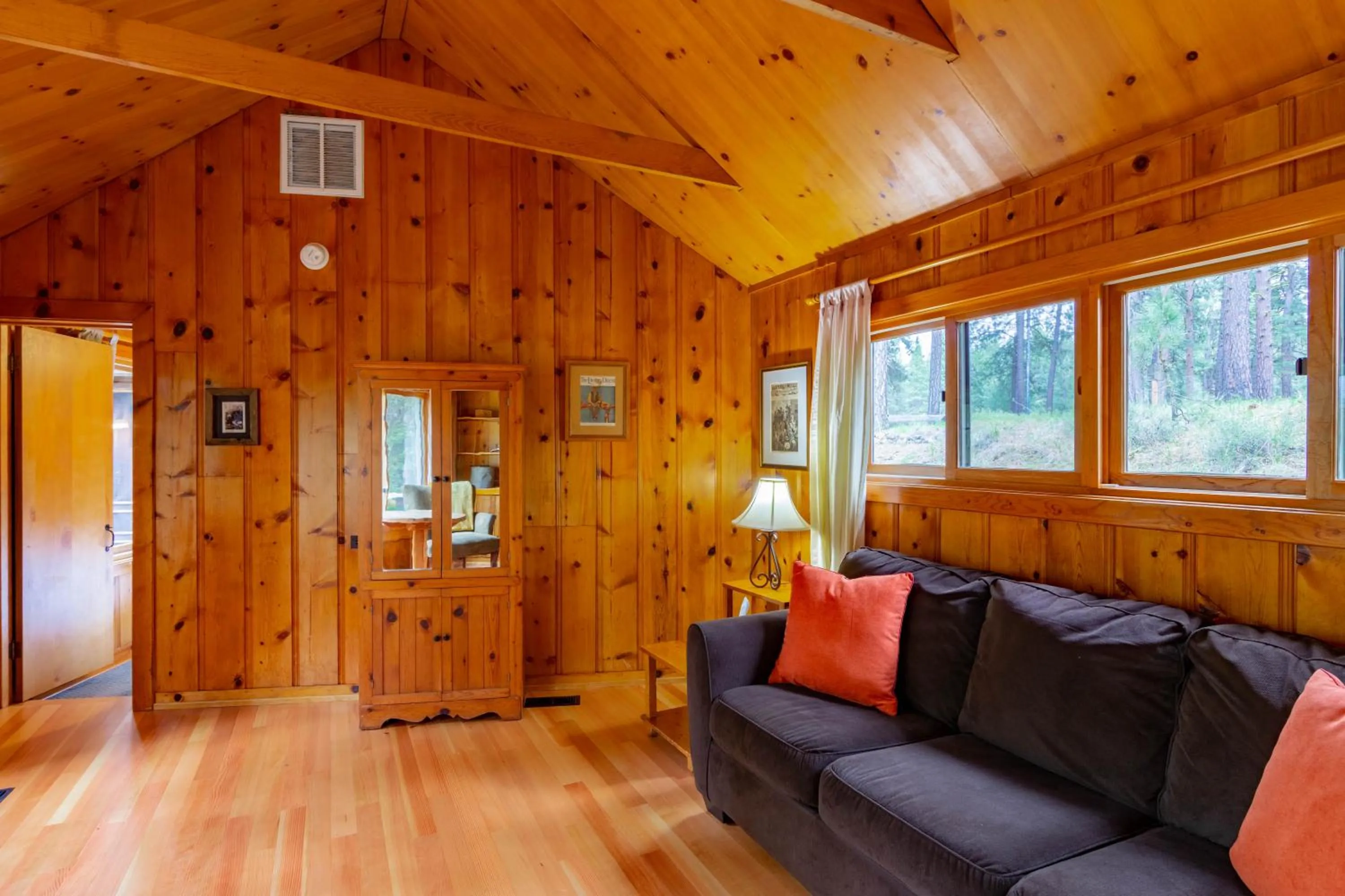 Living room in Lake Creek Lodge