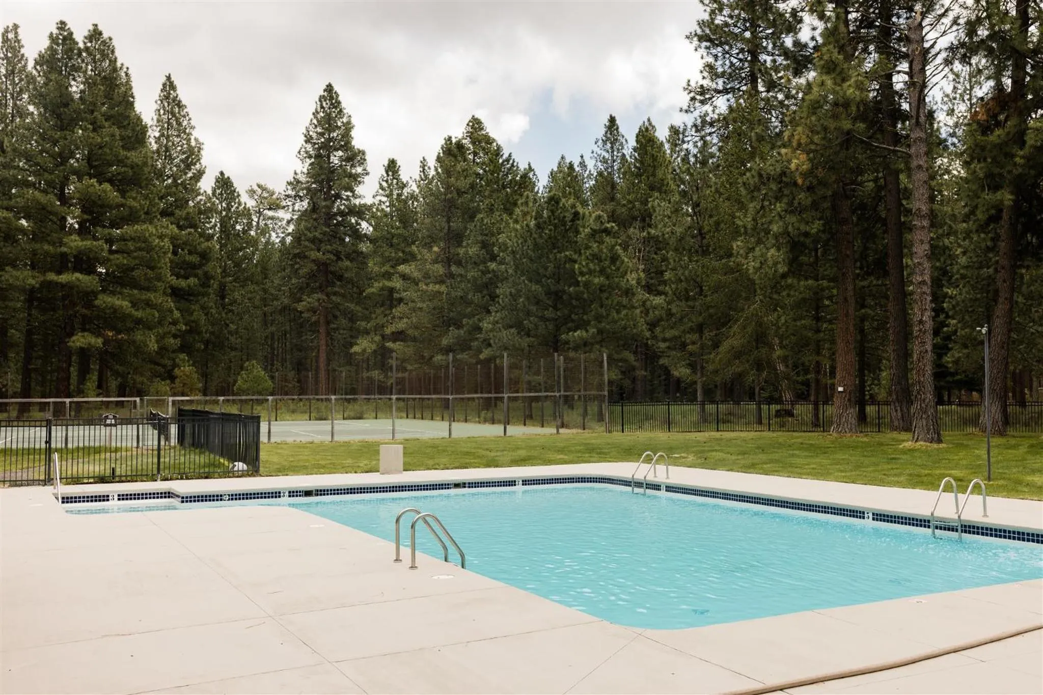 Swimming pool in Lake Creek Lodge