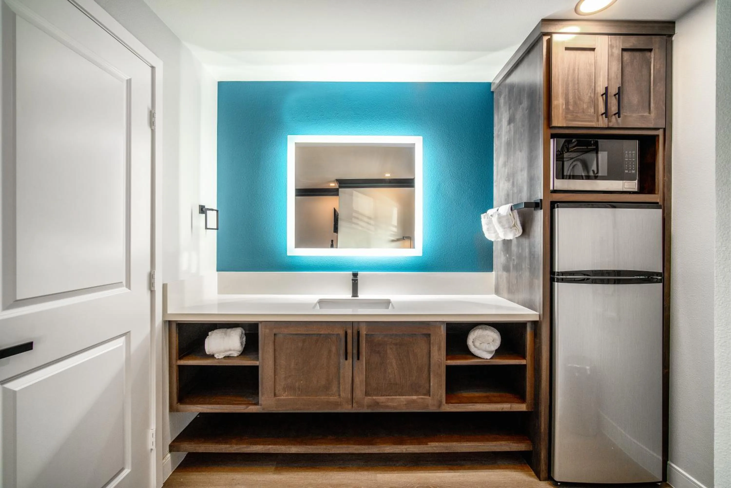 wardrobe in Aspire Inn Studios & Spas