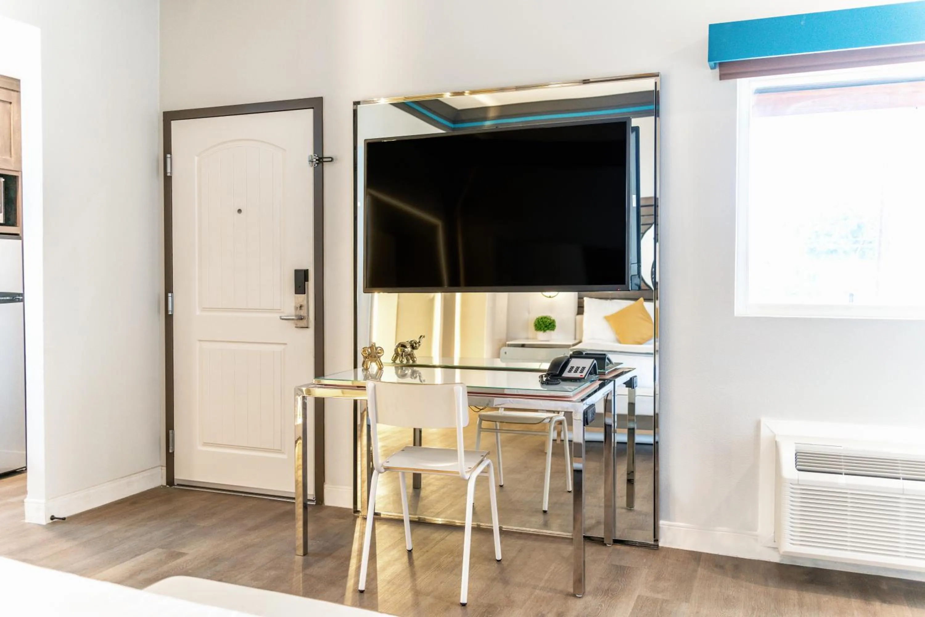 Entertainment in Aspire Inn Studios & Spas