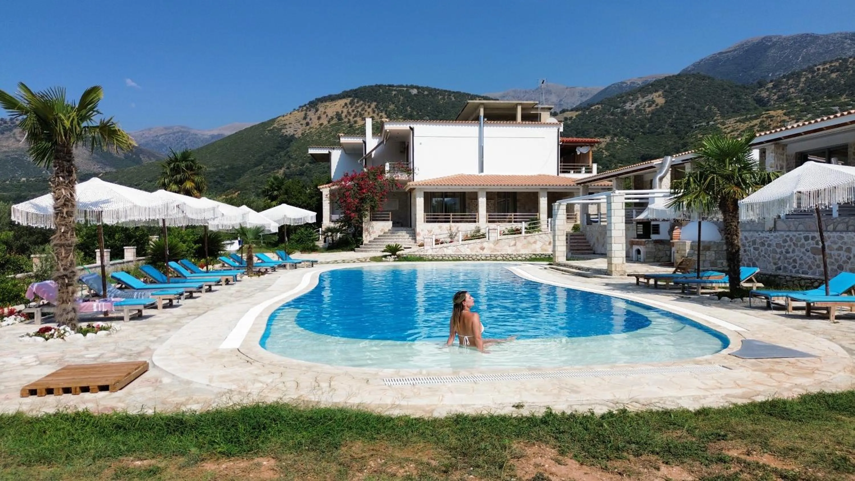 Property building in Vila Milo