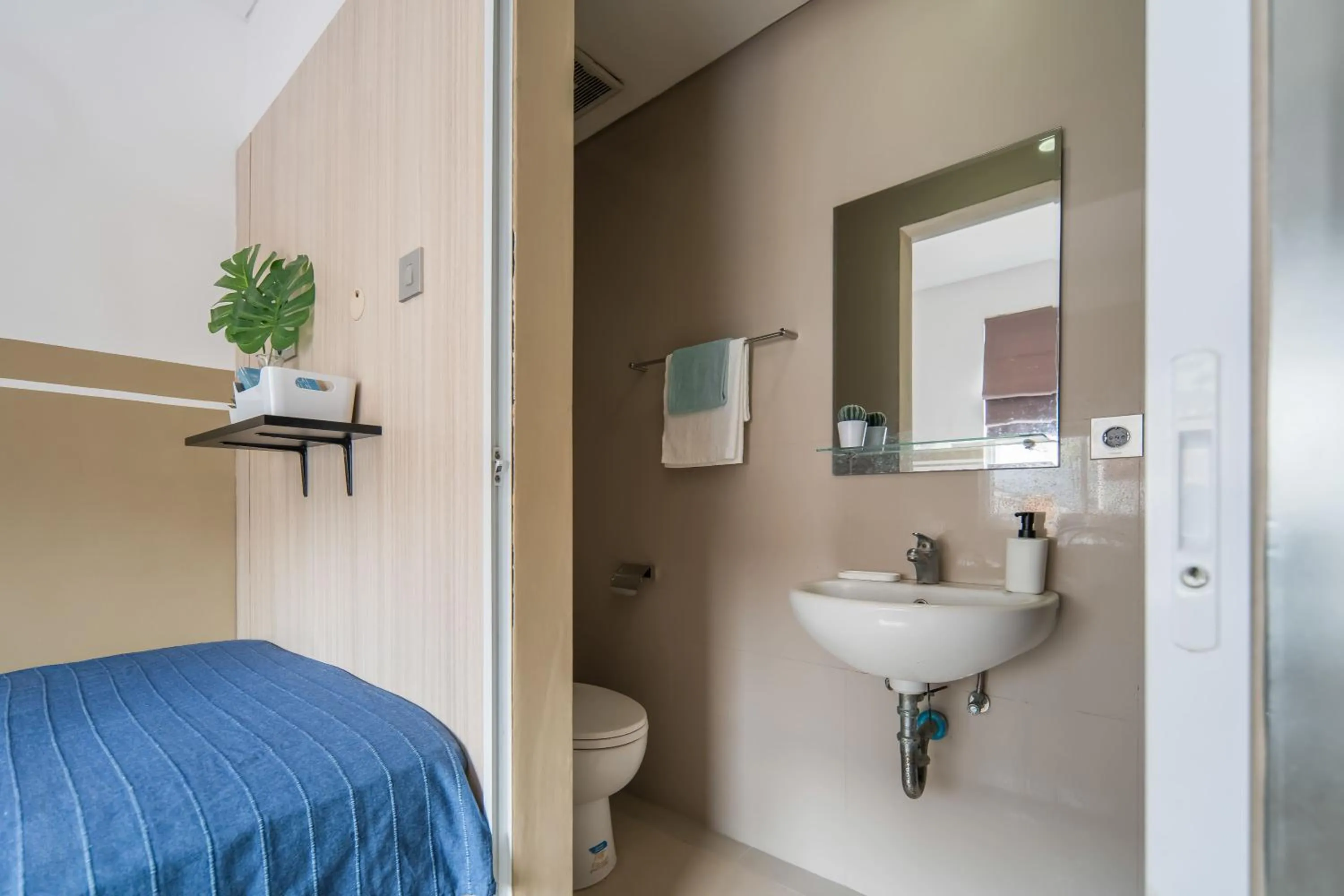 Bathroom, Bed in Cove T63