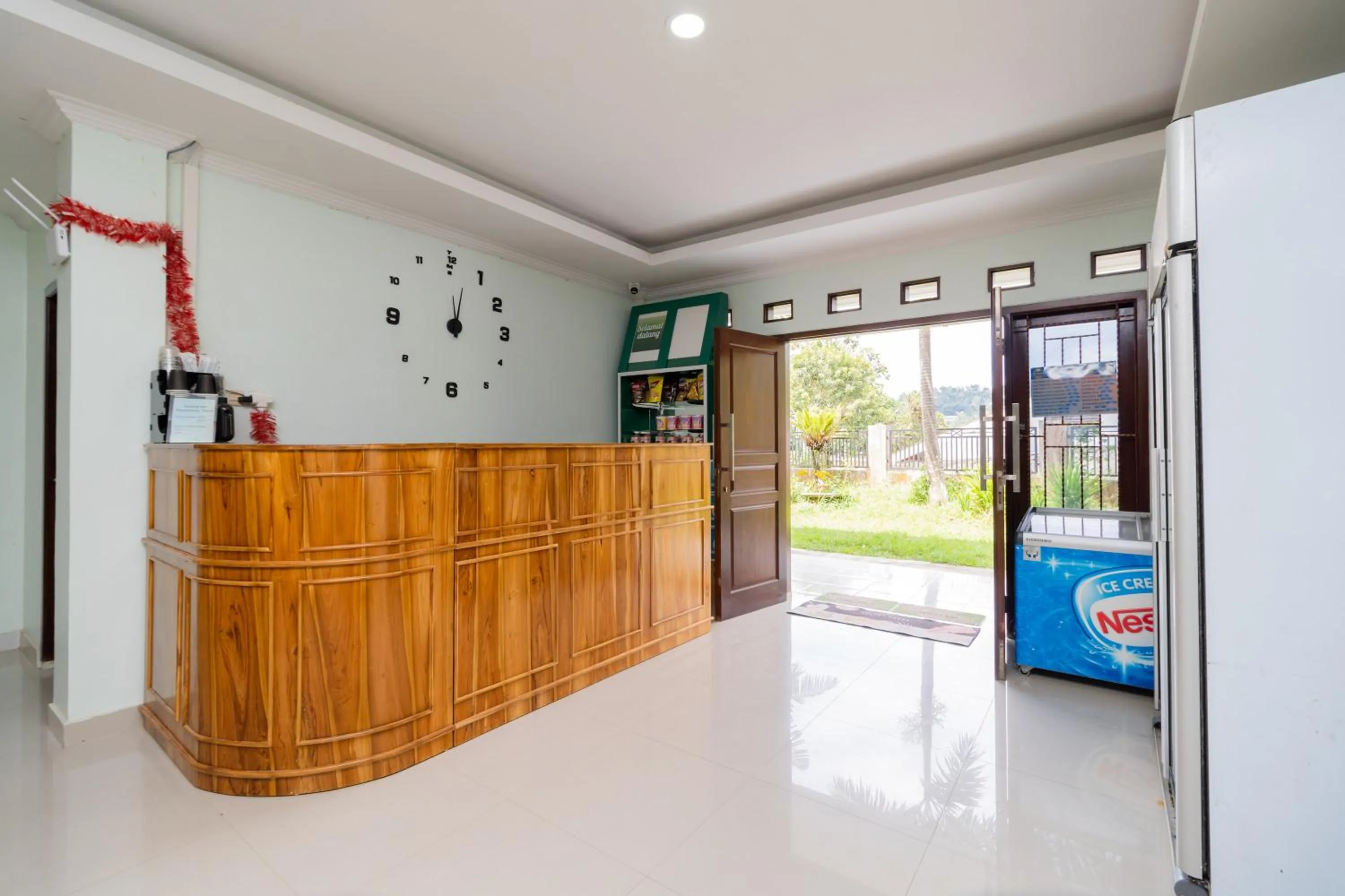 Lobby or reception in Urbanview Hotel Kampung Istal Megamendung Puncak by RedDoorz