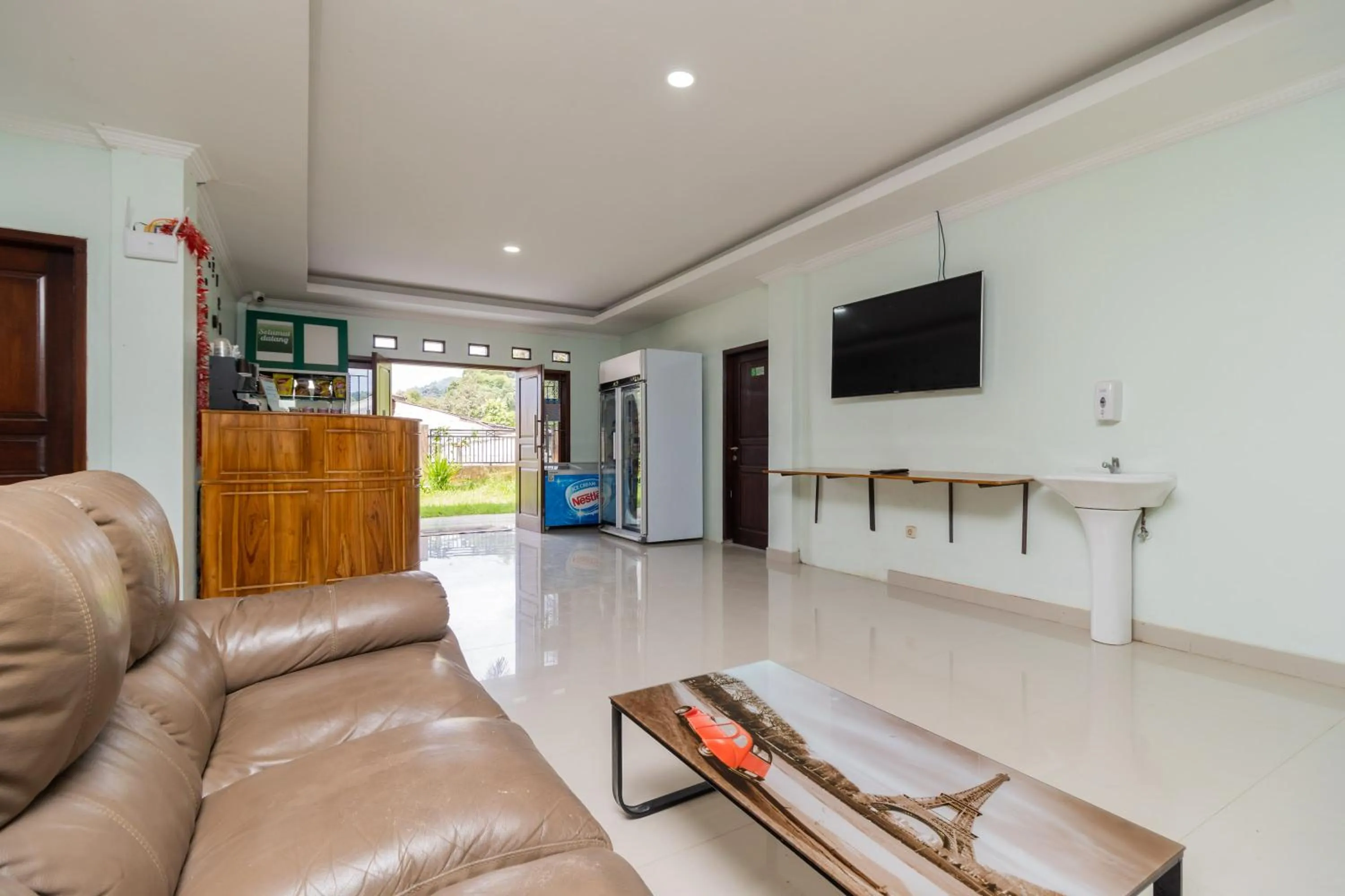 Living room in Urbanview Hotel Kampung Istal Megamendung Puncak by RedDoorz