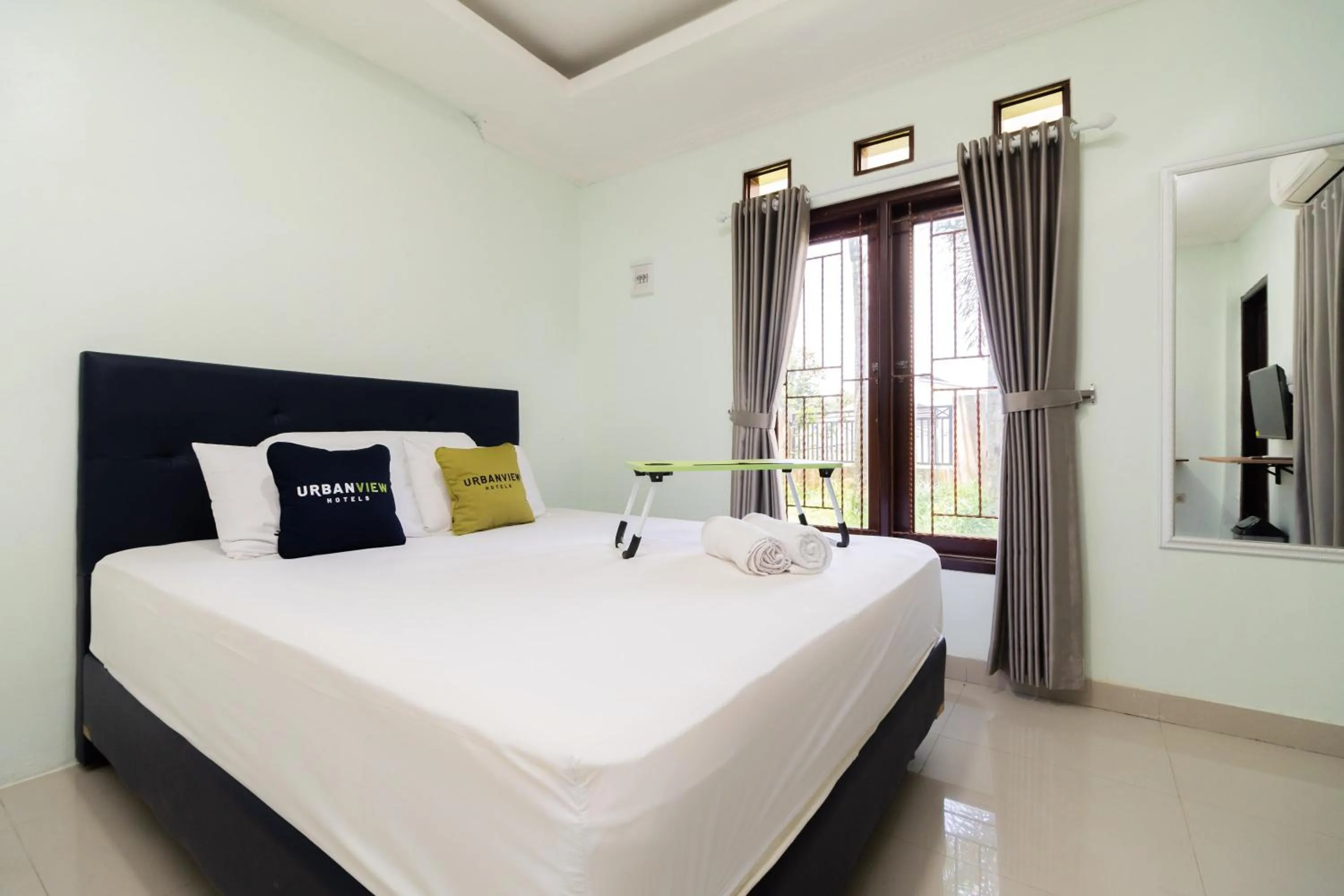 Bedroom, Bed in Urbanview Hotel Kampung Istal Megamendung Puncak by RedDoorz