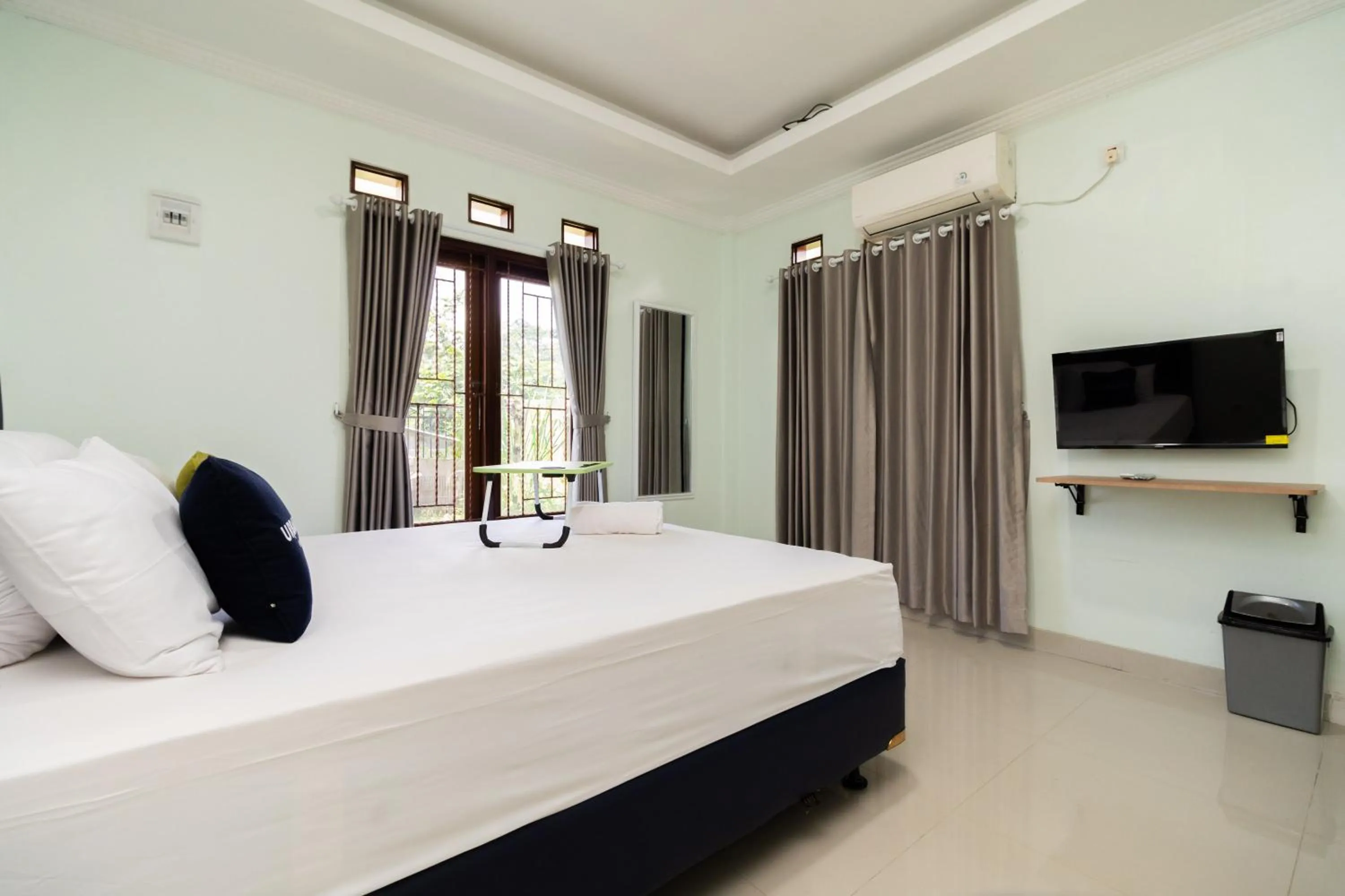 Bedroom, Bed in Urbanview Hotel Kampung Istal Megamendung Puncak by RedDoorz