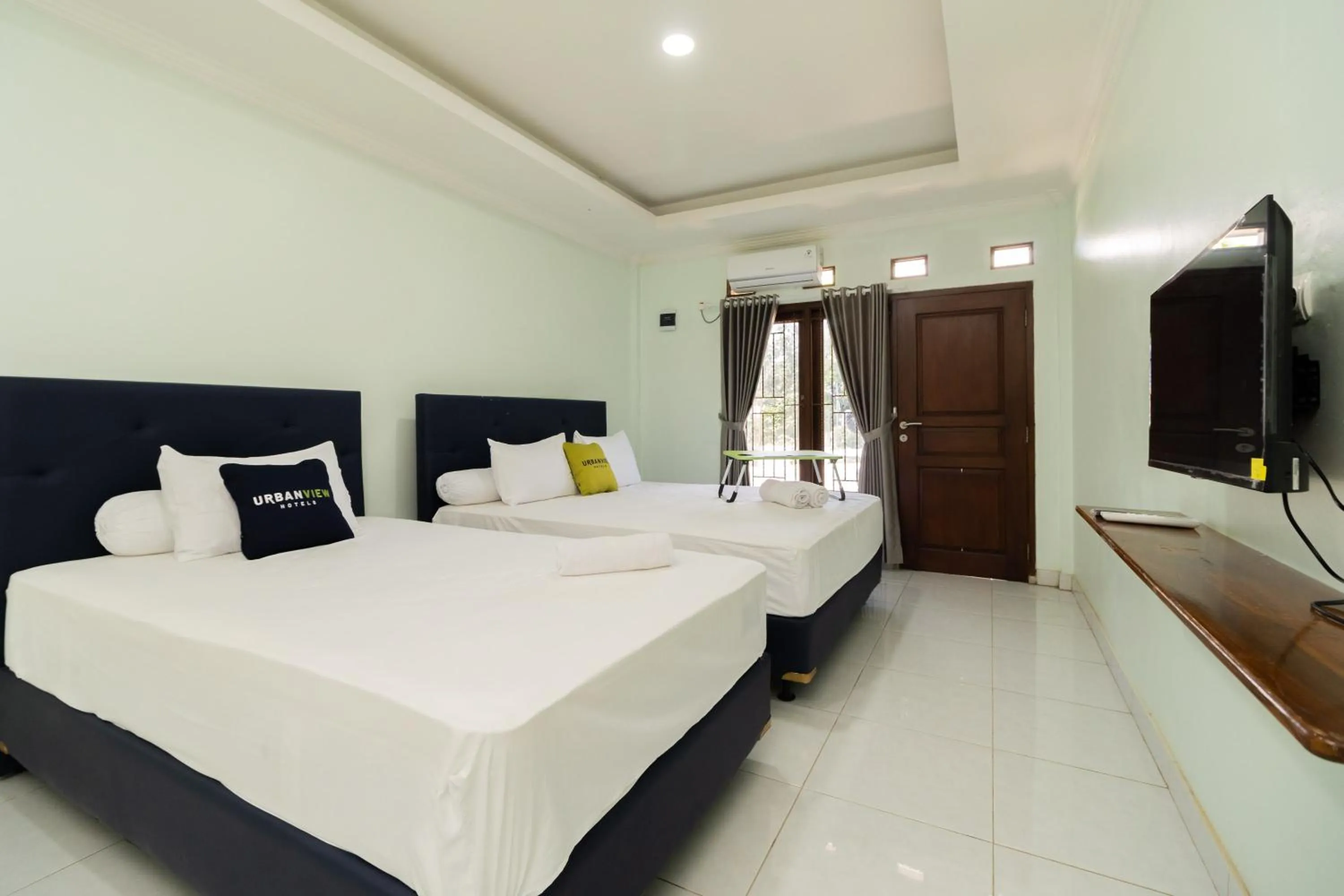 Bedroom, Bed in Urbanview Hotel Kampung Istal Megamendung Puncak by RedDoorz