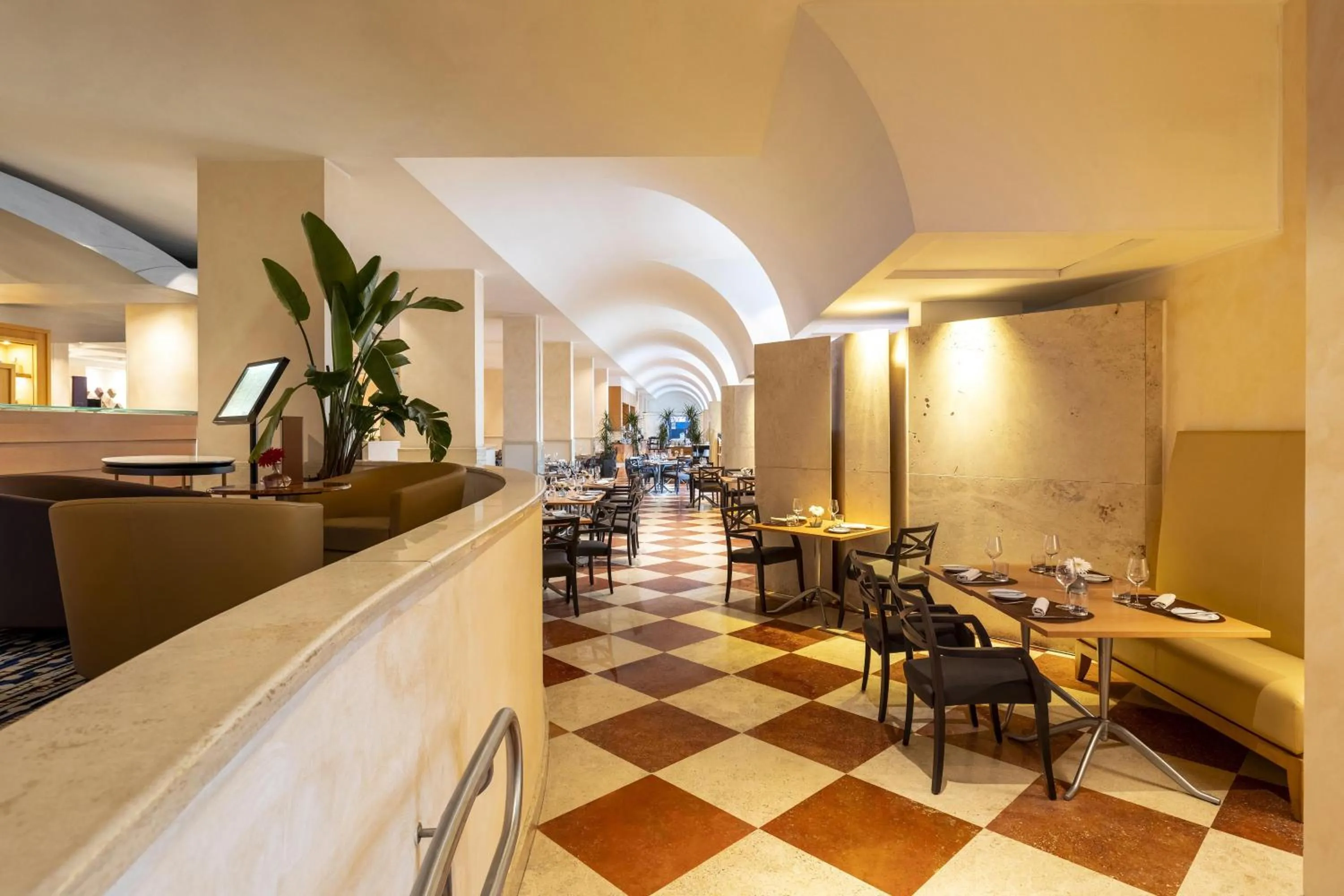 Restaurant/places to eat in Hilton Rome Airport