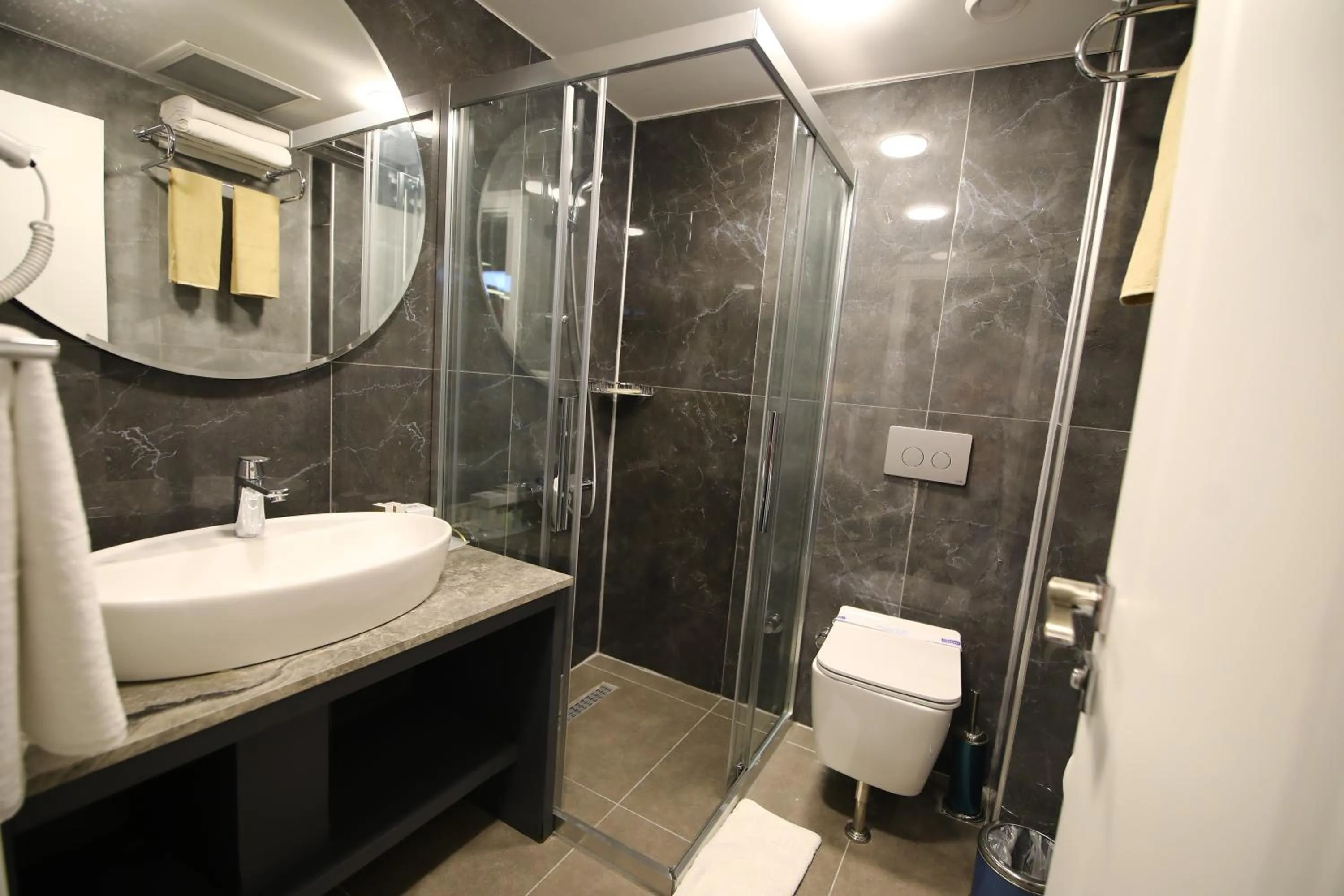 Shower in GRAND DORA HOTEL