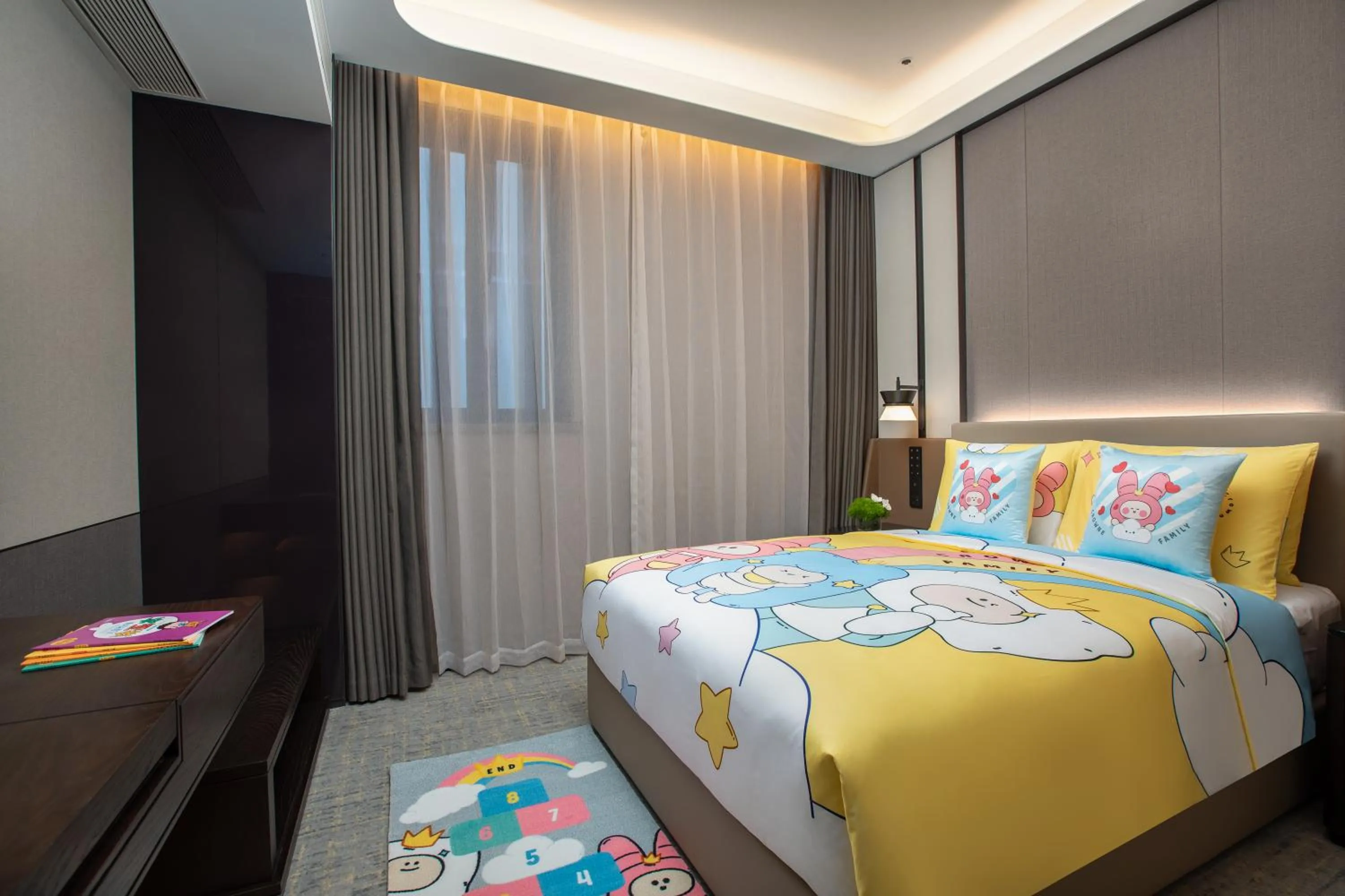 Bedroom, Bed in Crowne Plaza Zhengzhou High Tech Zone by IHG
