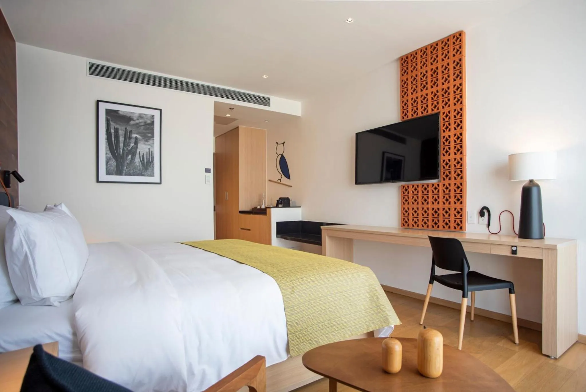 Photo of the whole room, Bed in voco Guadalajara Neruda by IHG