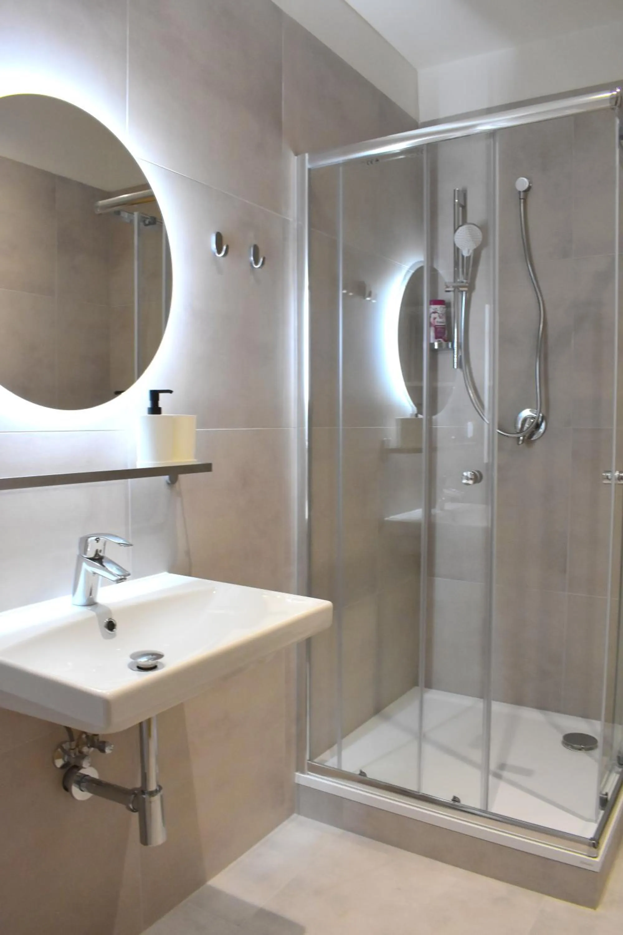 Shower in Seifert Residence