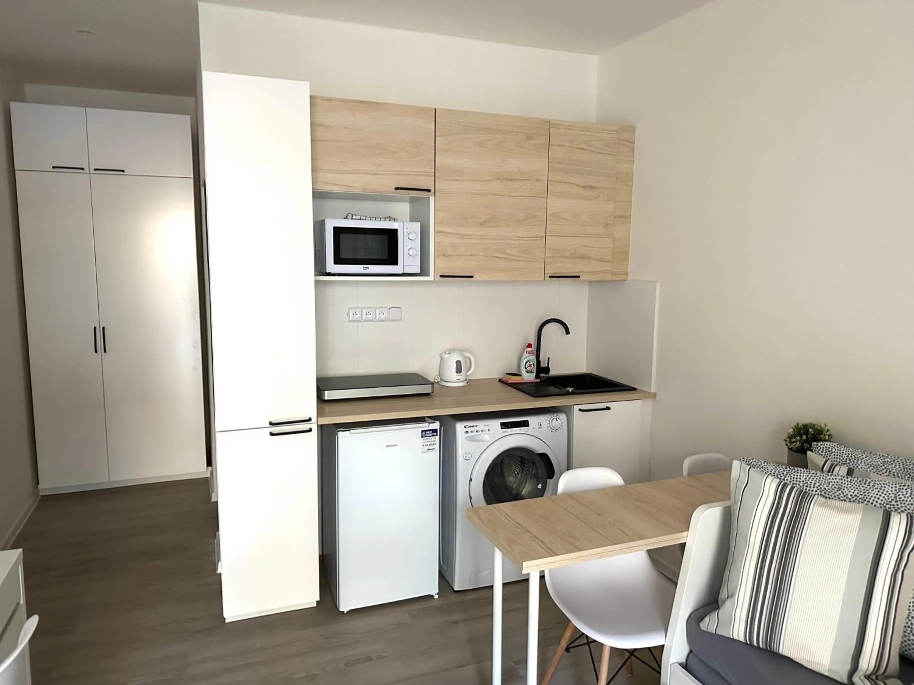 Coffee/tea facilities in Seifert Residence