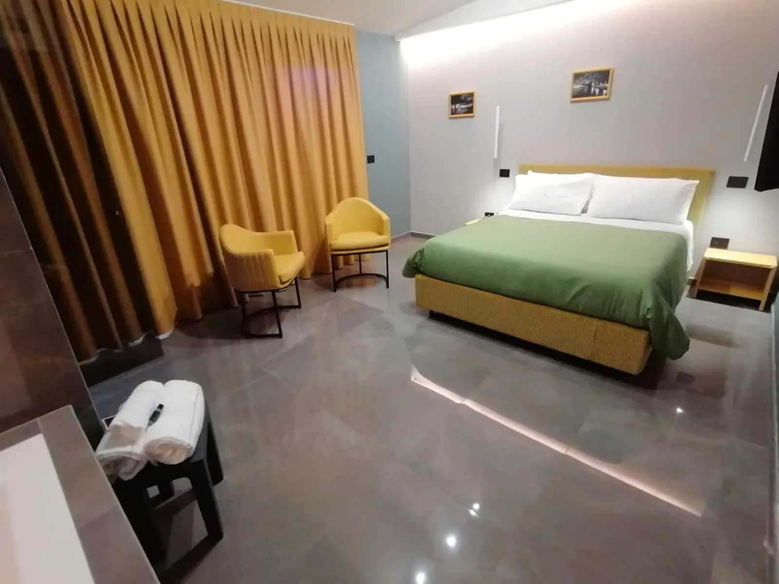 Living room, Bed in Hotel XBusiness